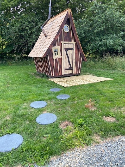 La Cabane des Korrigans : une expérience immersive en Bretagne à Boisgervilly — chambre