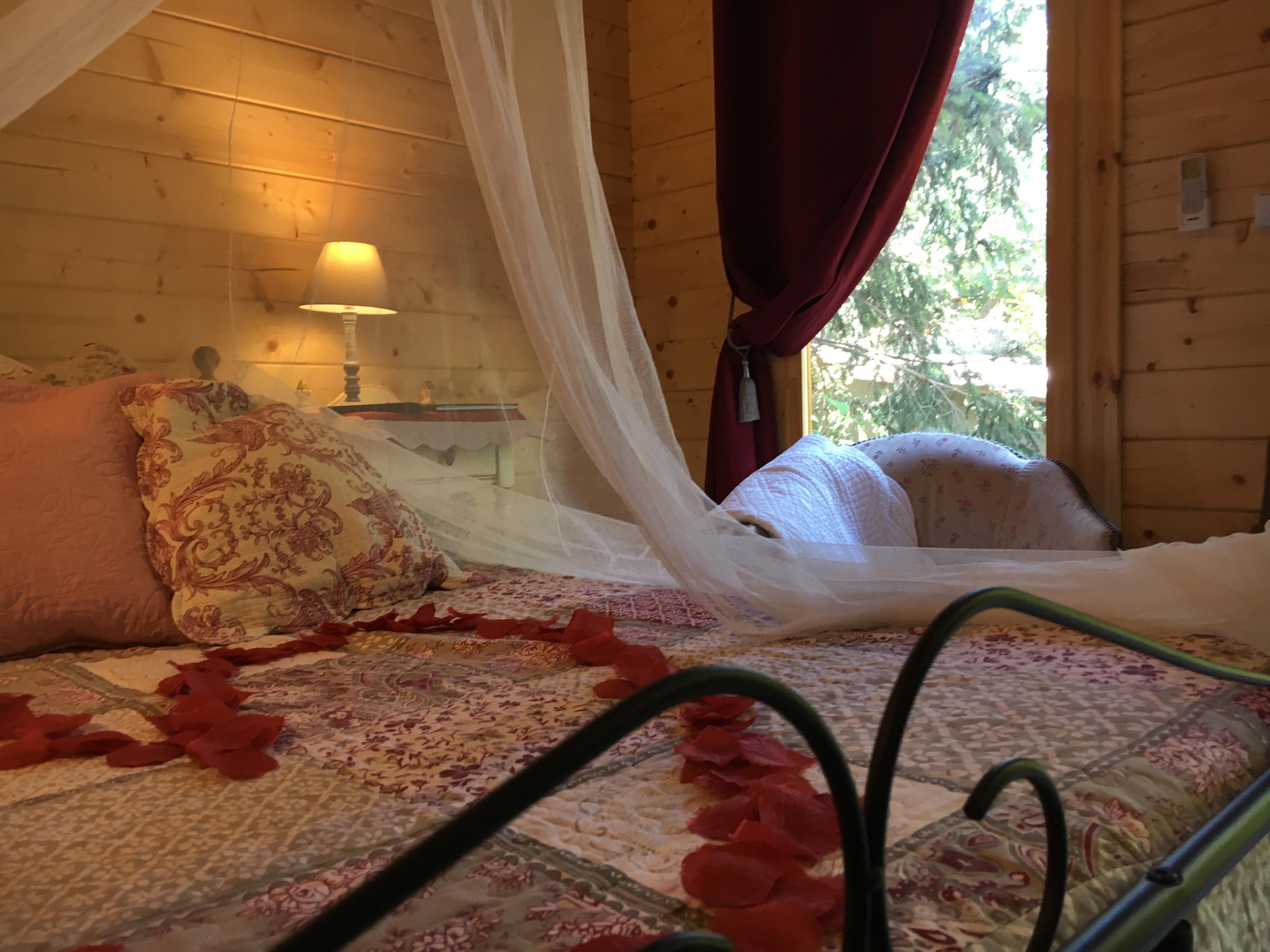 Évasion romantique dans une cabane avec balnéothérapie à Barjols — vue intérieure