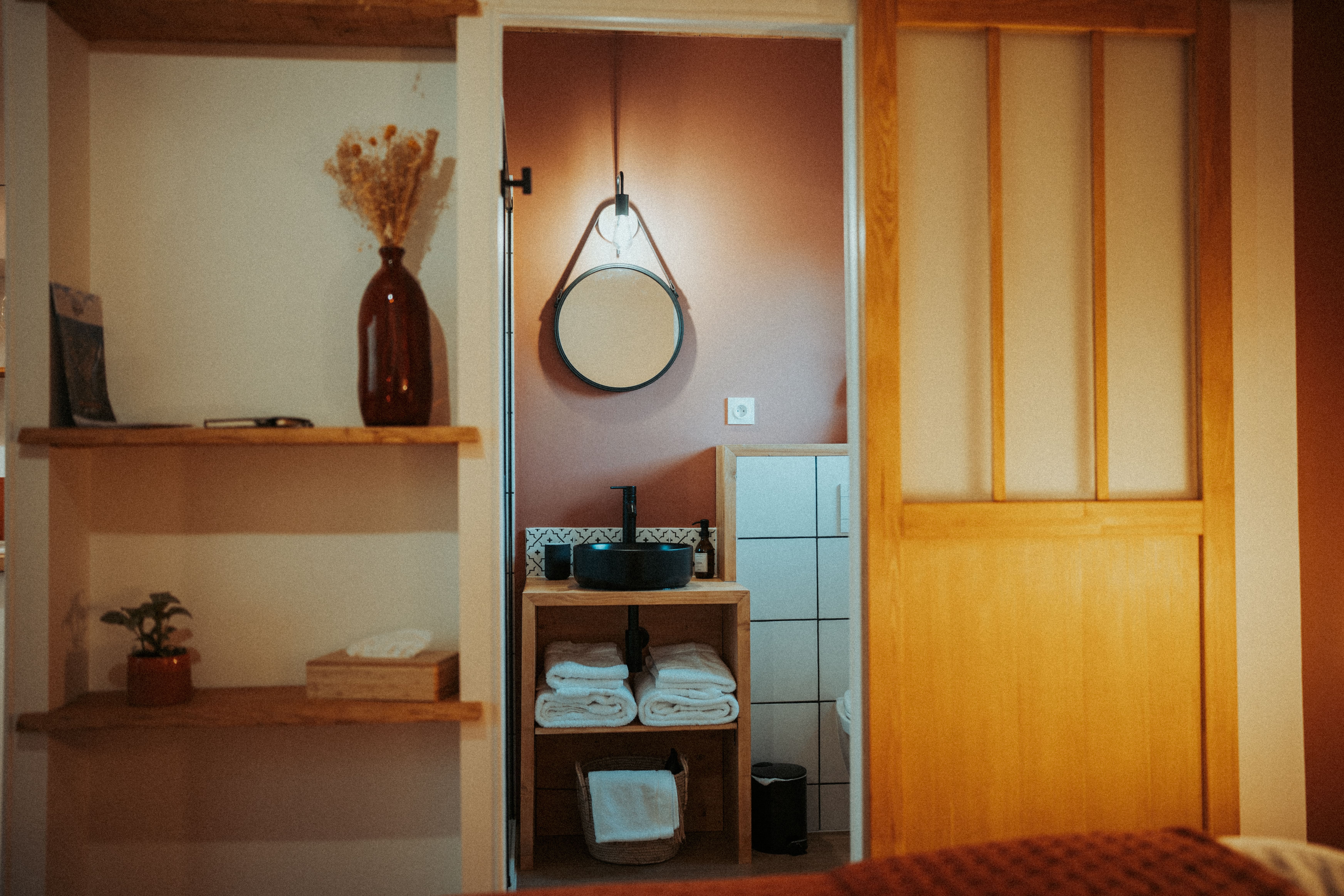 Évasion sensorielle dans une cabane avec spa en Midi-Pyrénées à Mercues — détail architectural