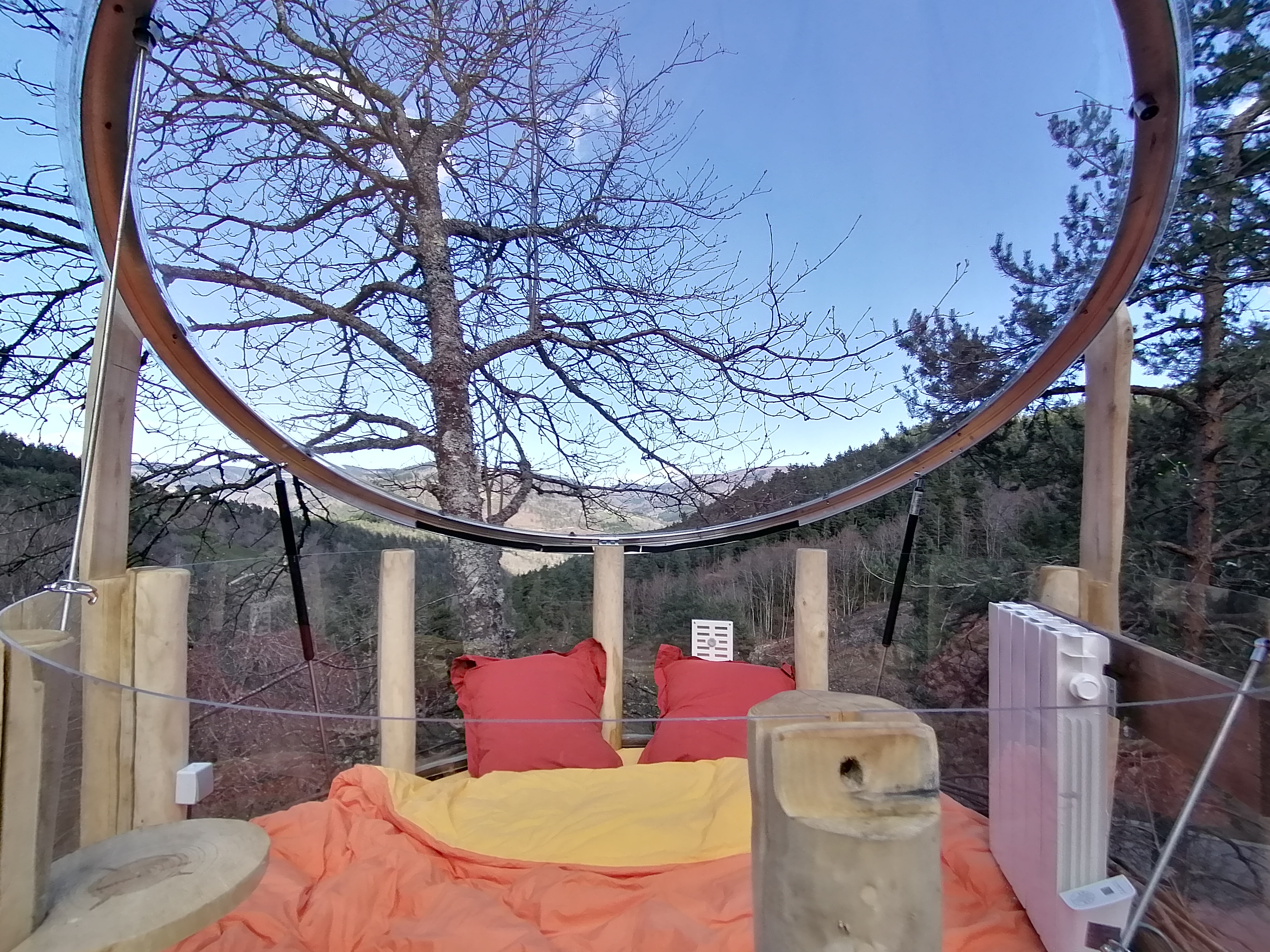 Le Nid : une cabane dans les arbres au cœur de la nature ardéchoise à Rochepaule — espace de vie