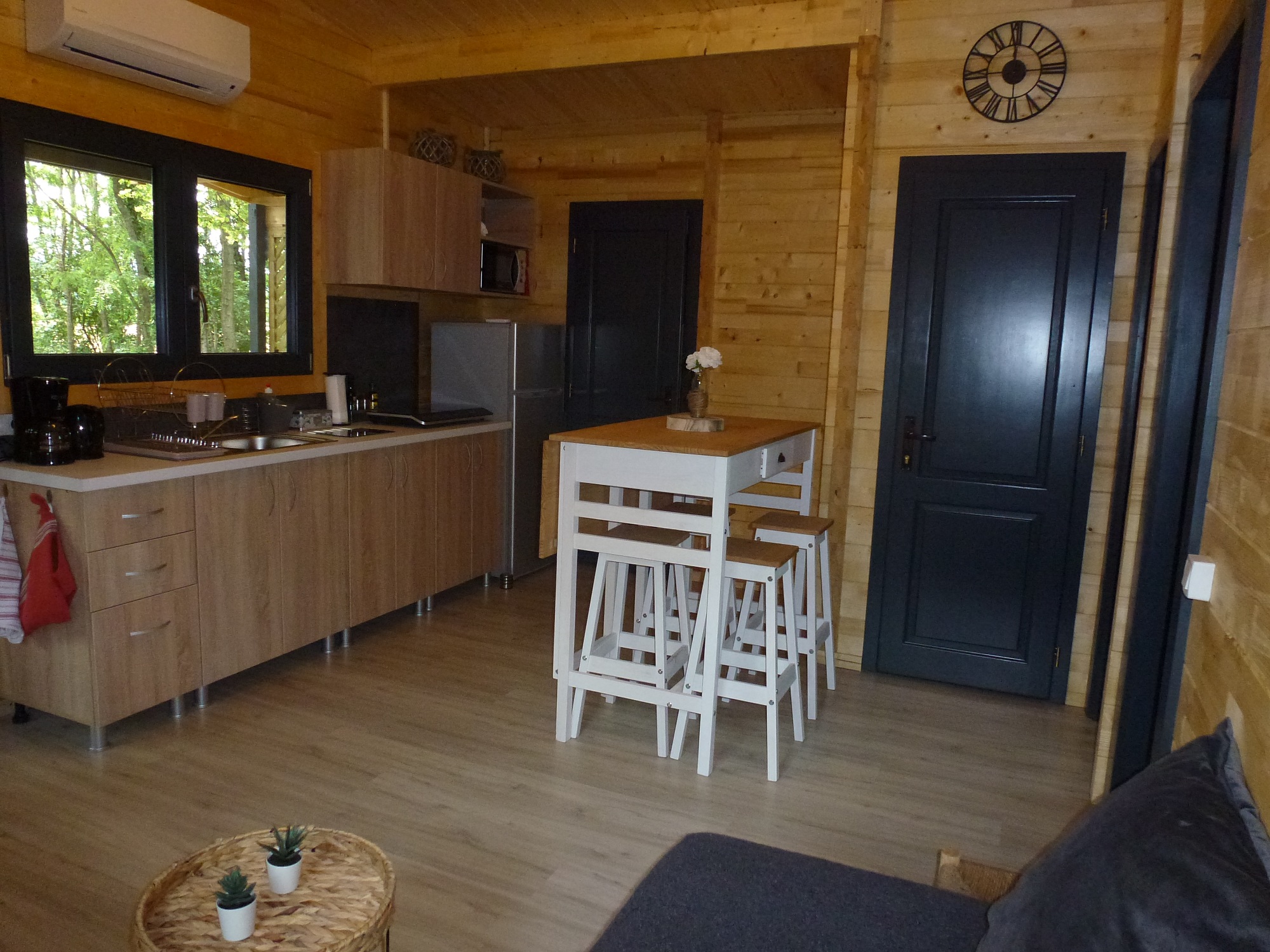 Une cabane insolite au cœur de la nature en Rhône-Alpes à Châteauneuf Sur Isère — salle de bain