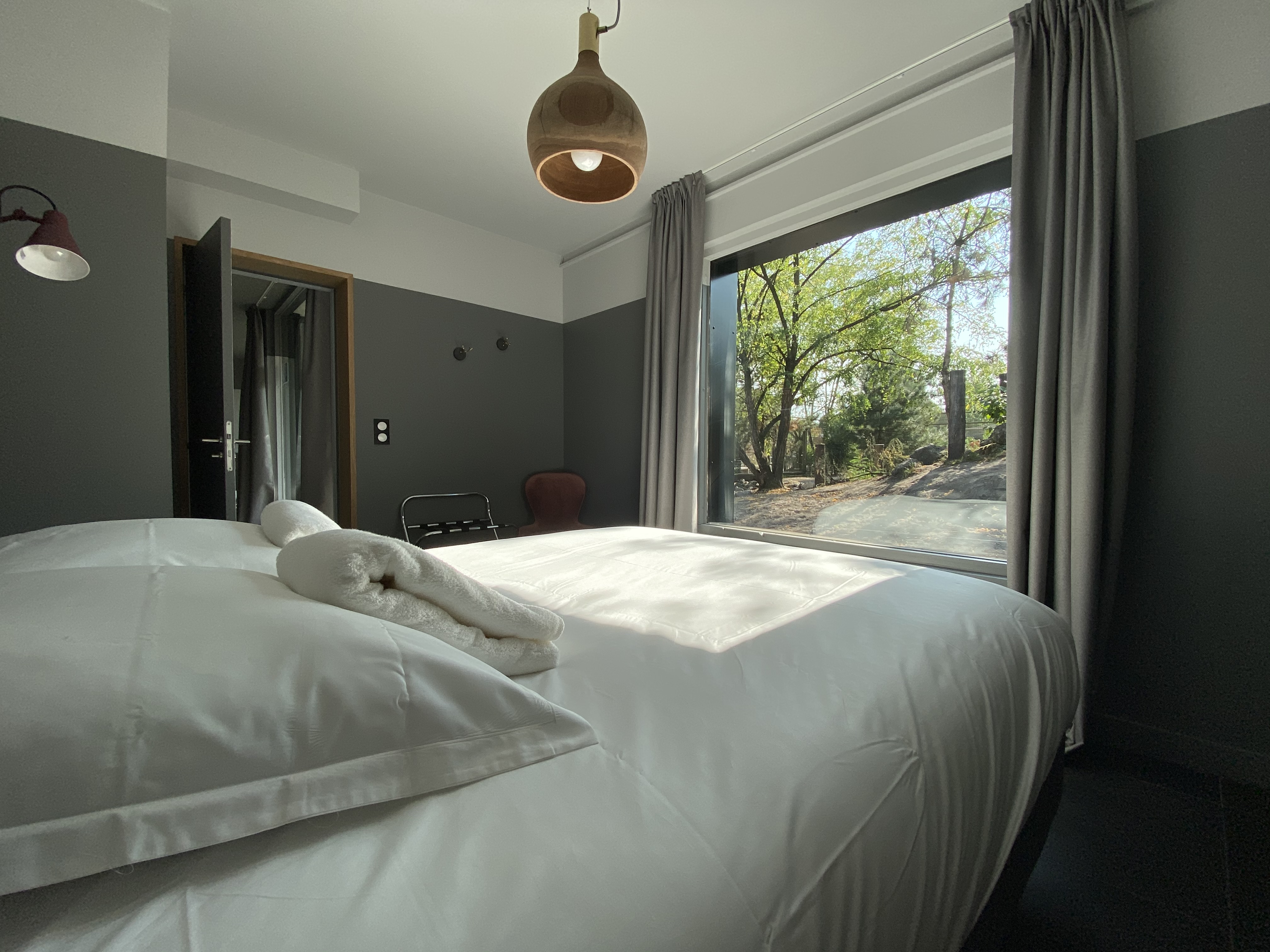 Lodge Tigre blanc : une immersion thématique en Aquitaine à Pessac — salle de bain