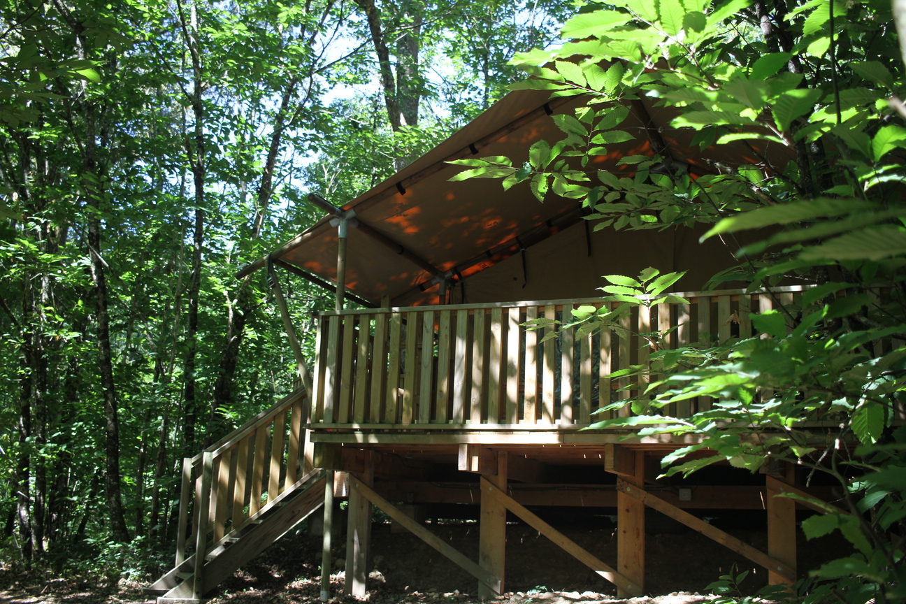 Tente Lodge Forestière — Séjour glamping à 8m en Dordogne à Alles-sur-Dordogne — vue depuis la terrasse