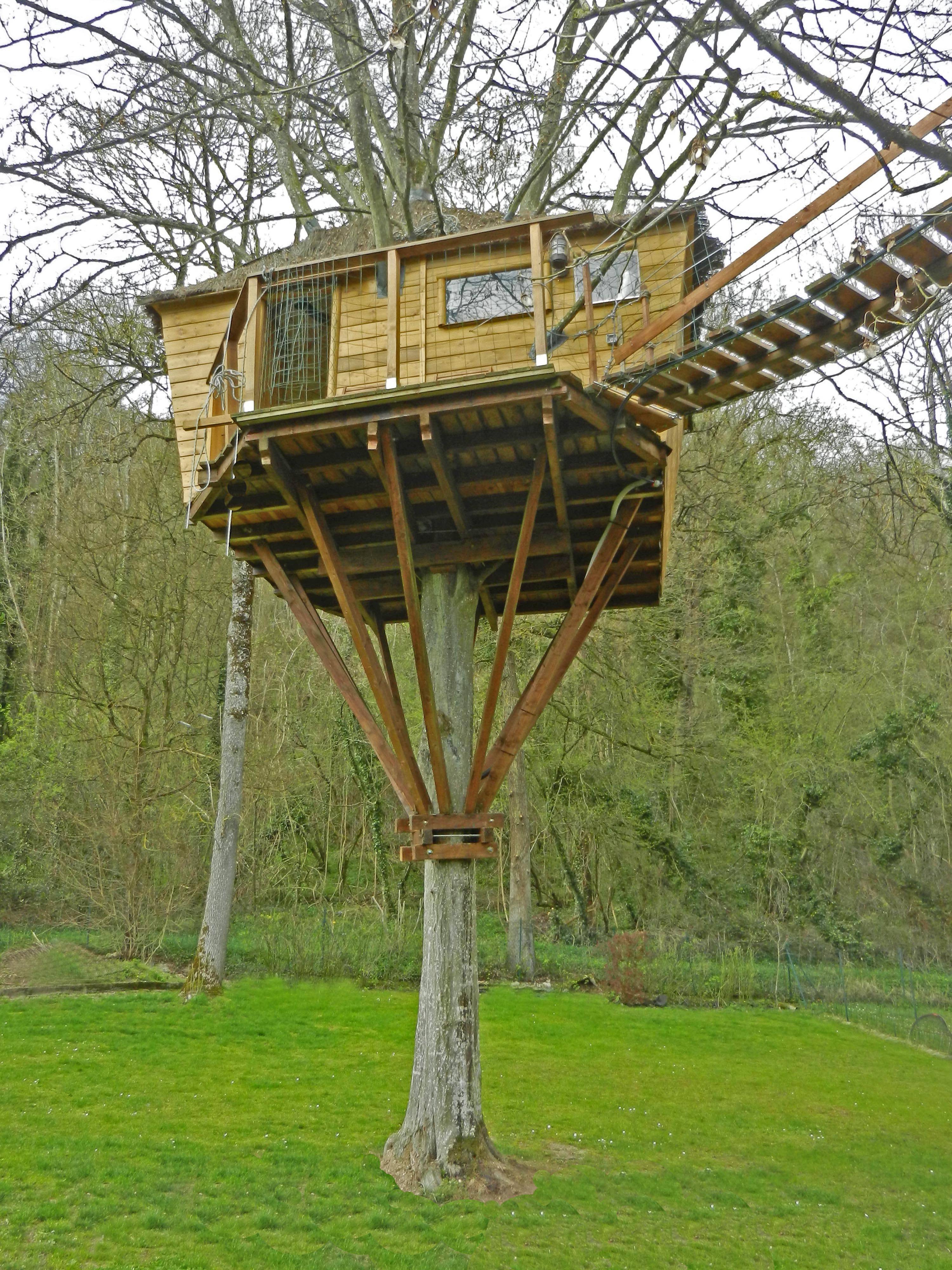 La Cabane du Charme : une expérience suspendue dans les arbres à Chamigny — chambre