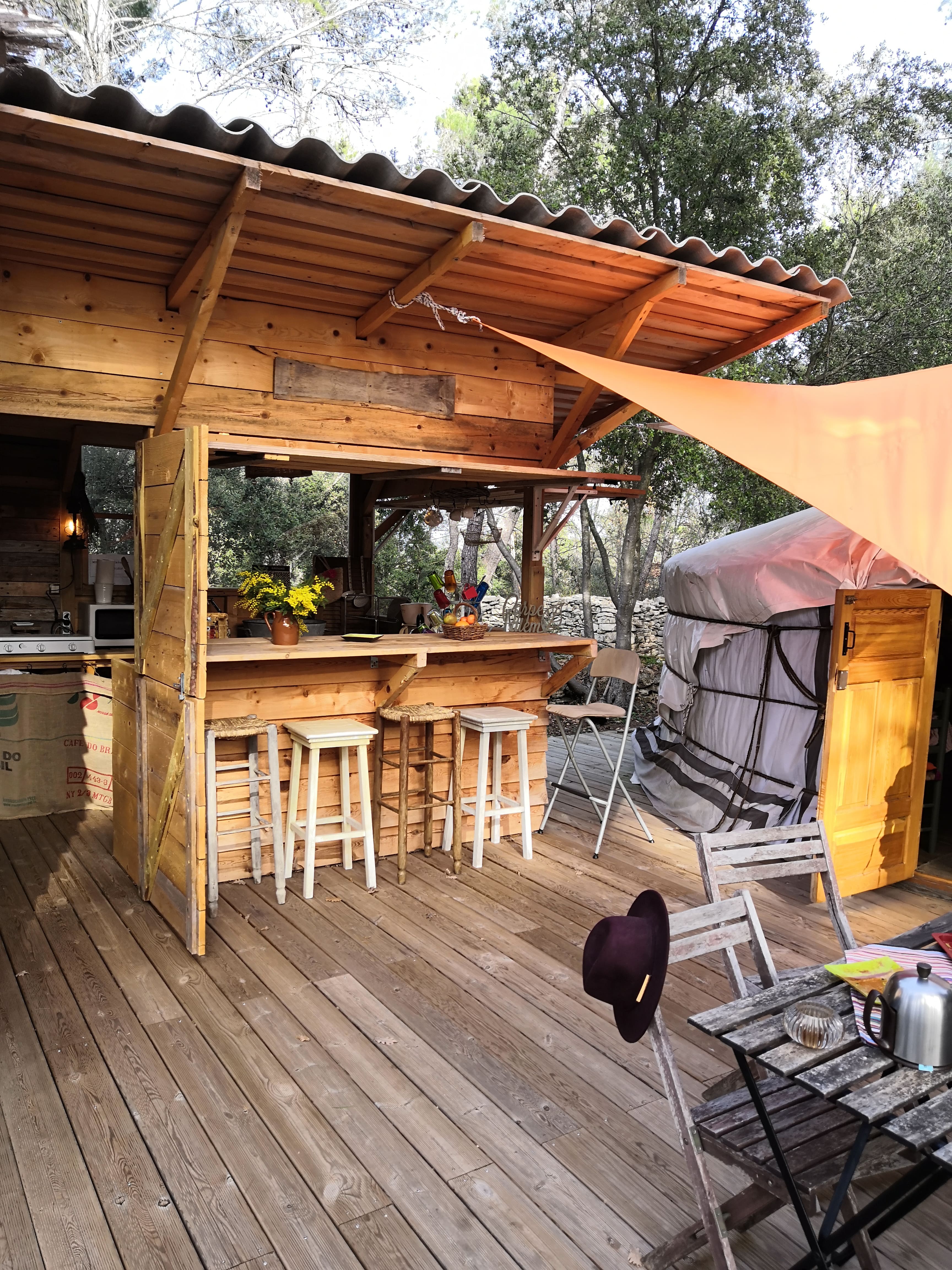 Séjournez dans une yourte en Provence avec piscine à Besse Sur Issole — chambre