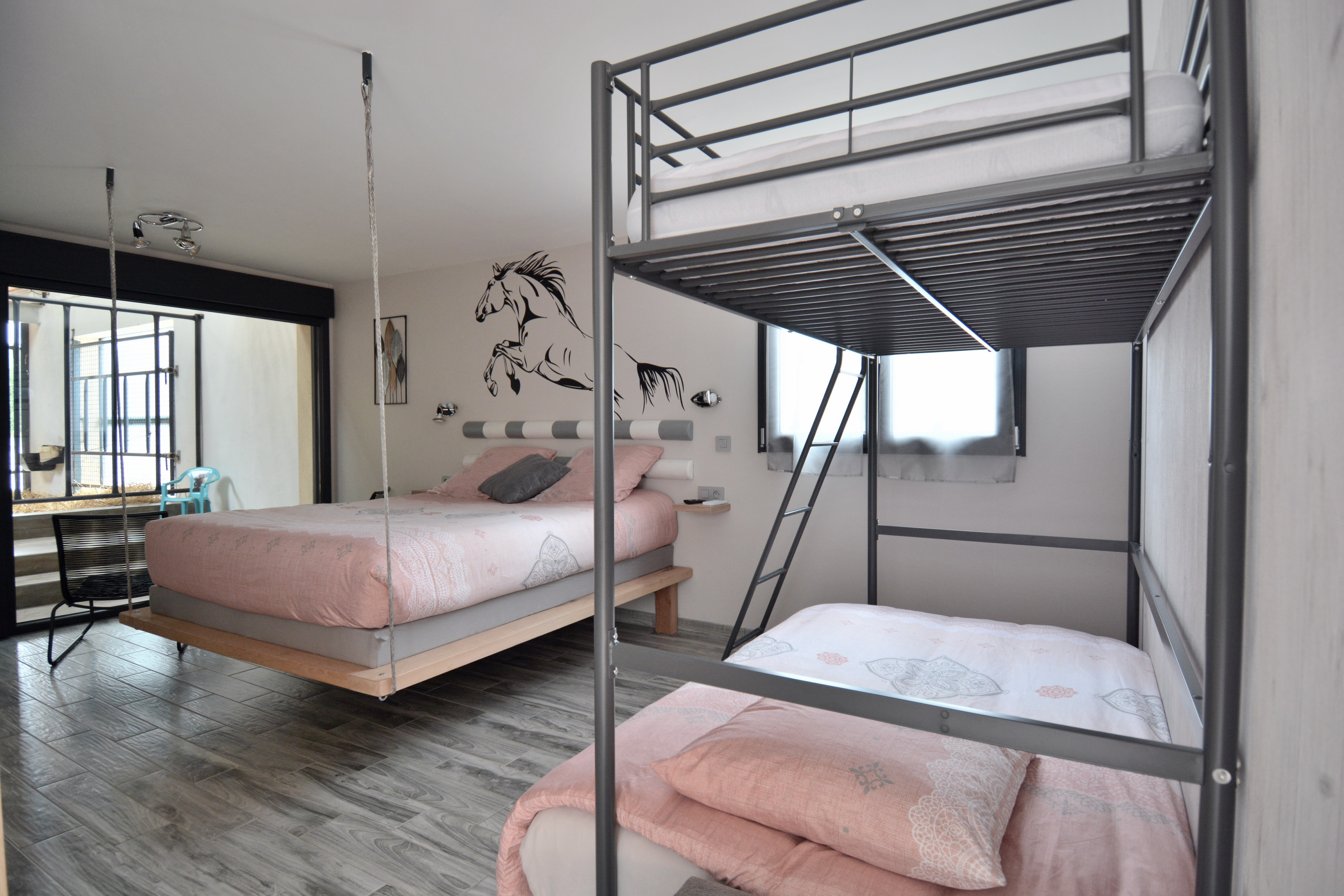 Suite 1 - 5 personnes avec accès direct aux chevaux — Hébergement insolite à Vosges à Épinal — détail architectural