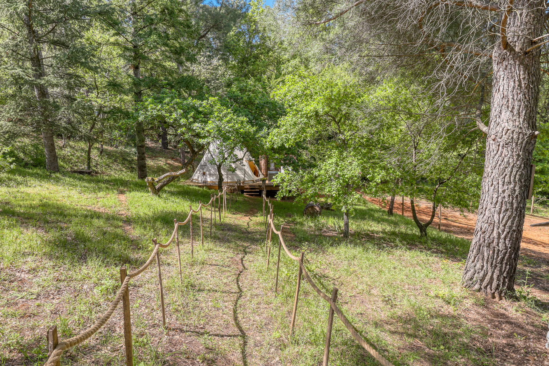 La Tribu des Ocres — Nuit conviviale dans un Tipi avec terrasse à Vaucluse à Fontaine-de-Vaucluse — chambre