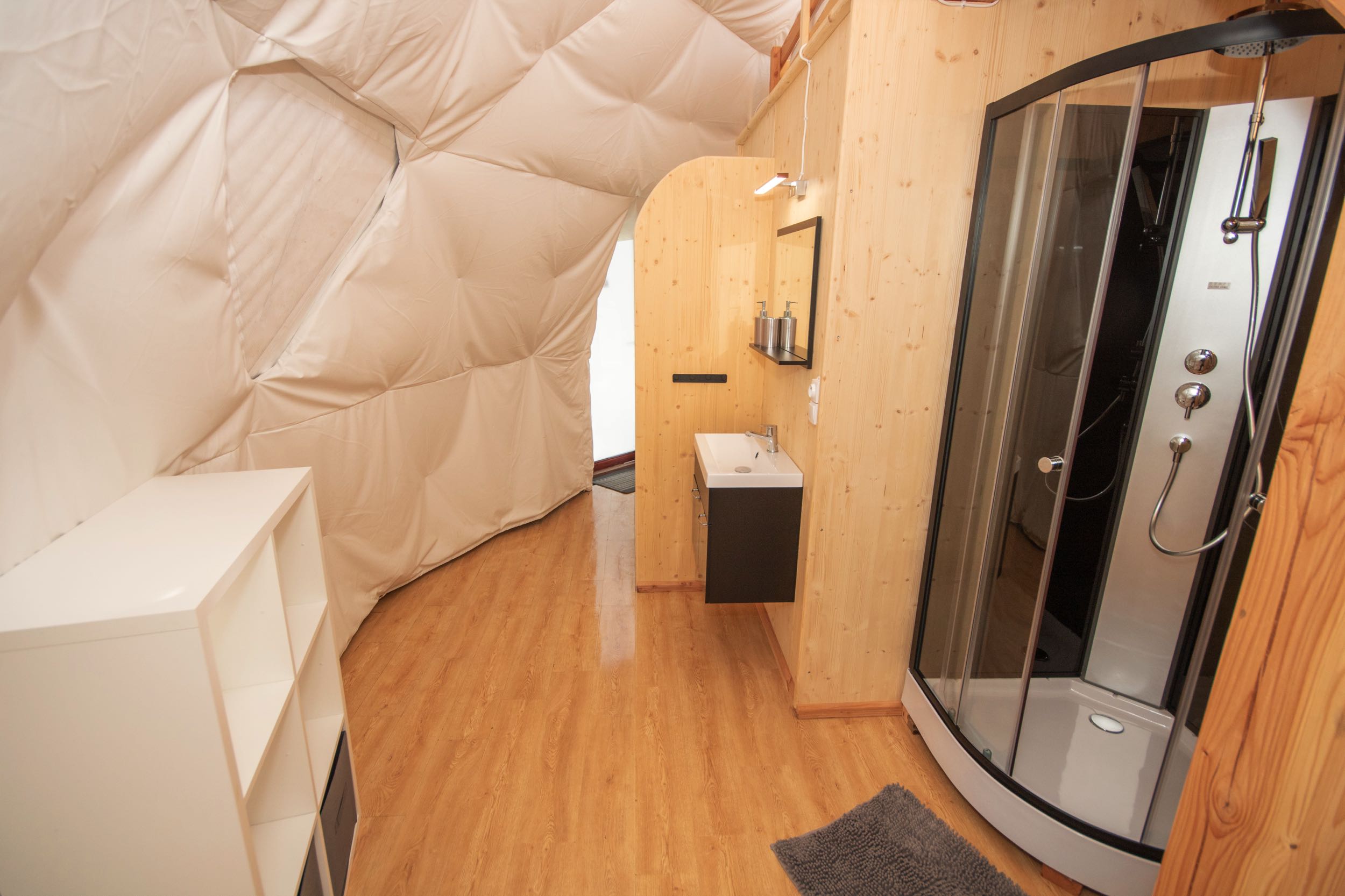 Dôme en Auvergne : une immersion au cœur de la nature à Châtel-Montagne — salle de bain