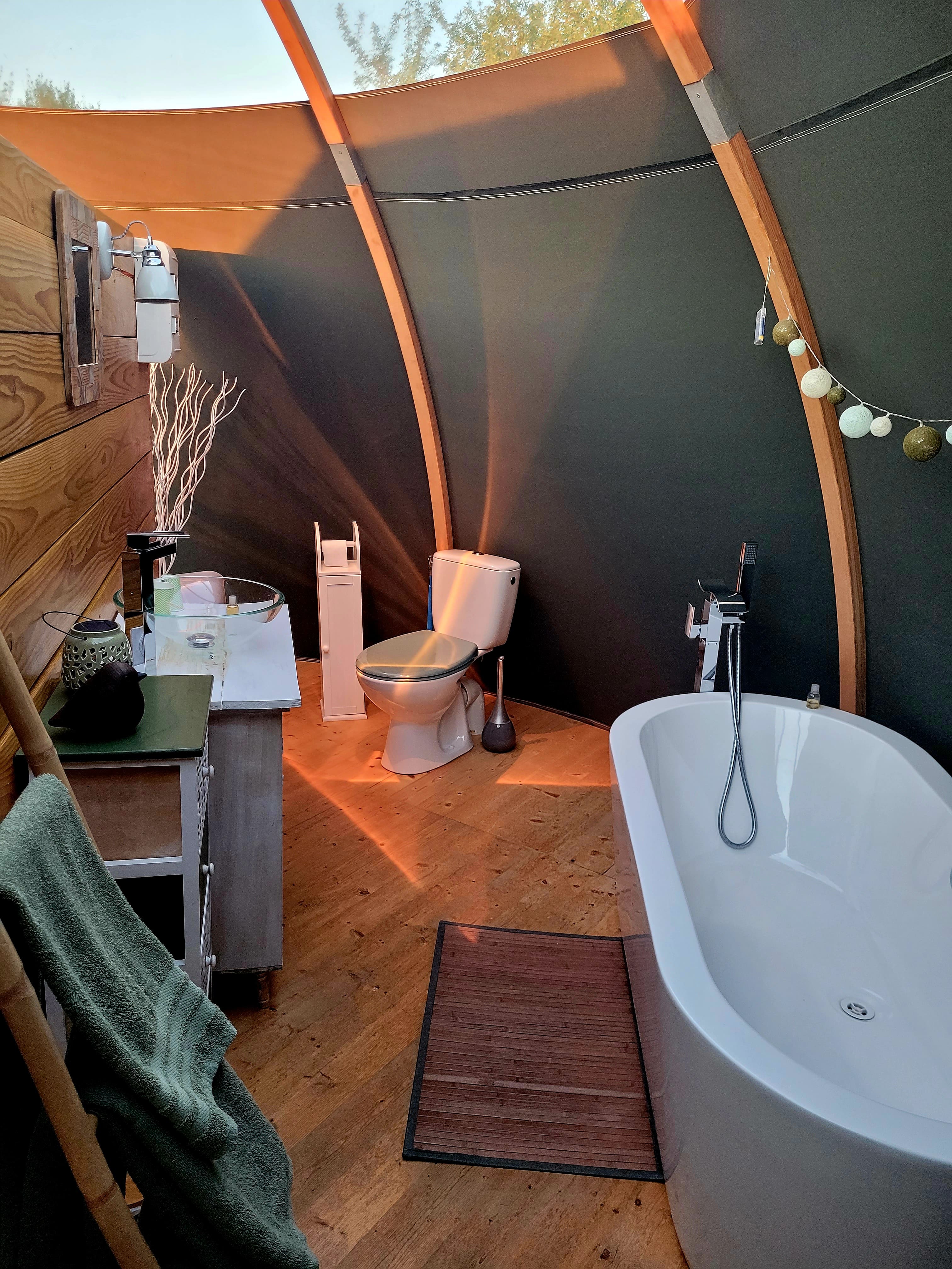 Wigwam Spa Hypnos — Nuit insolite avec jacuzzi à Haute-Garonne à Lussan-Adeilhac — salle de bain