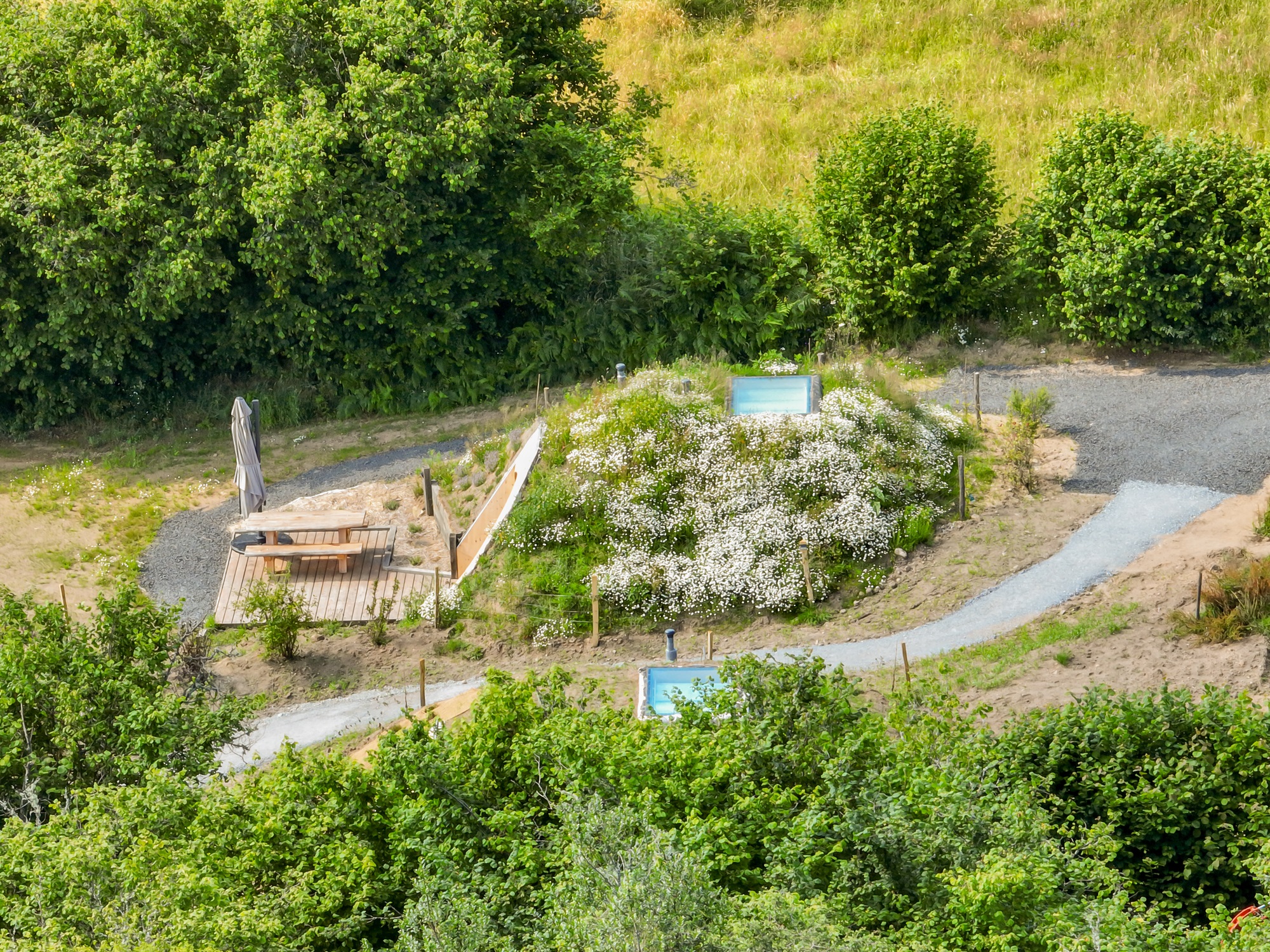 Nid merisier : une cabane végétalisée au cœur du Limousin à Neuvic — environnement naturel