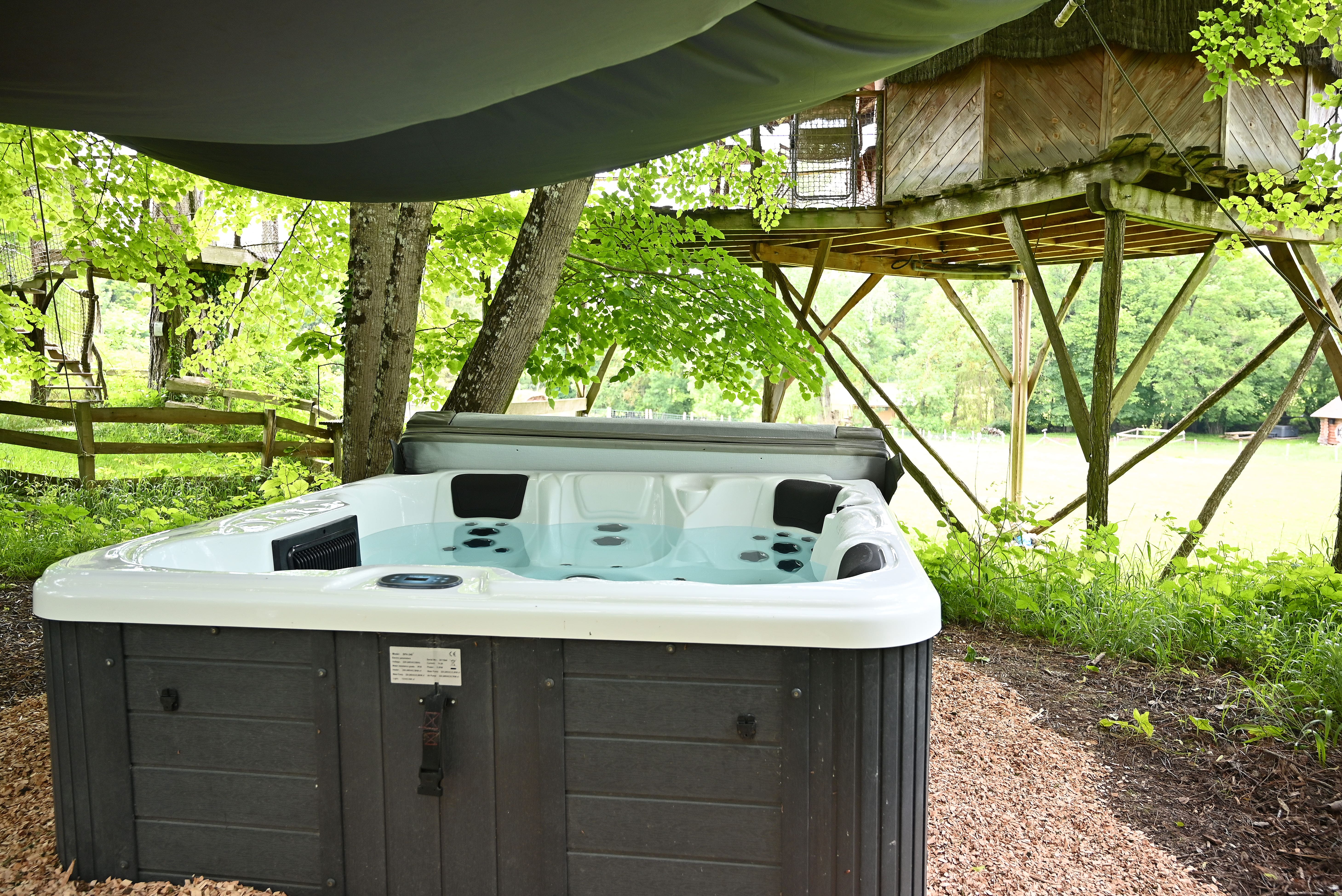 Évasion sensorielle dans une cabane spa sur pilotis à Descartes — chambre