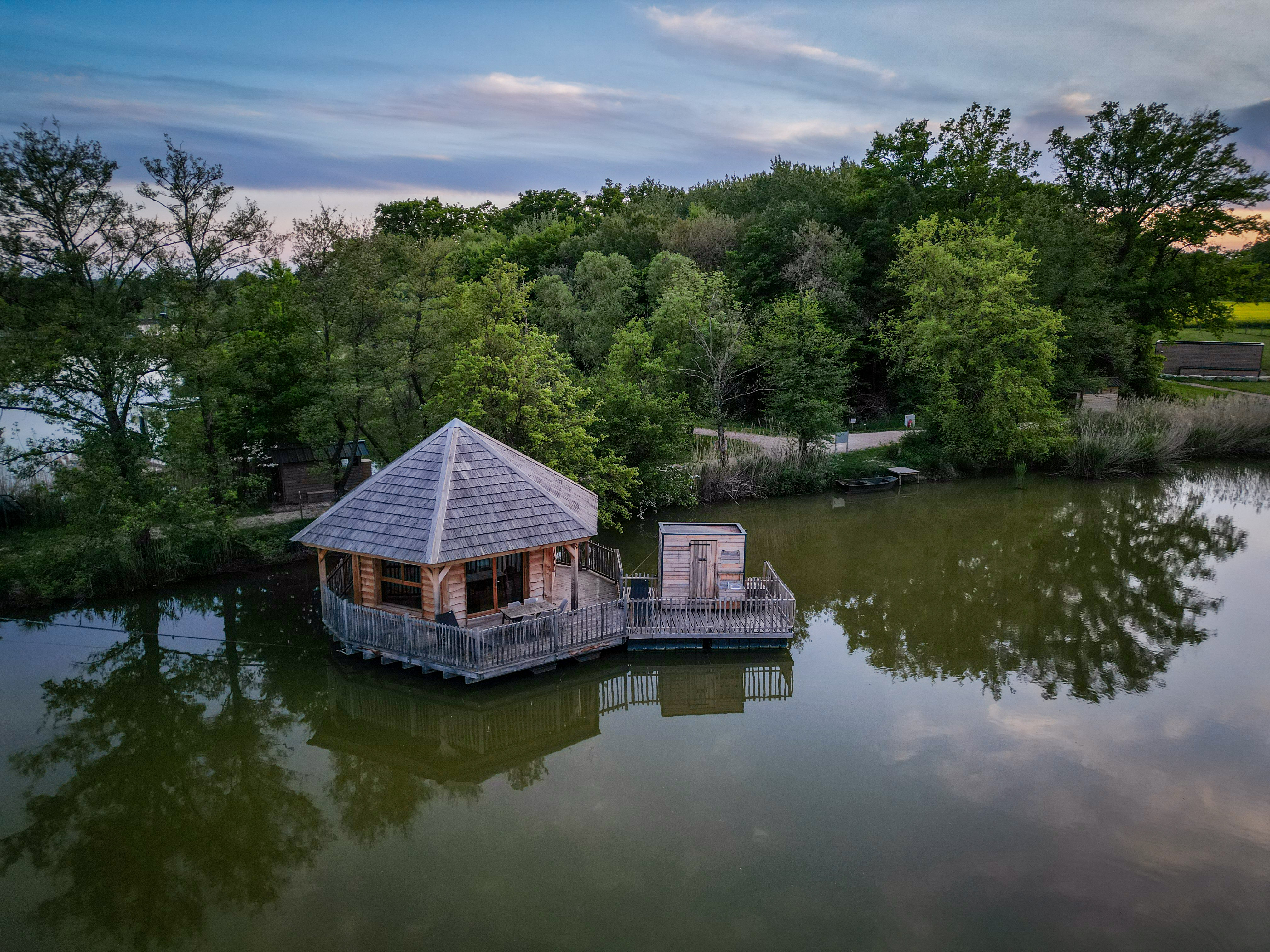Cabane Ruche 5 pers — Séjour flottant avec spa à Ain à Meillonnas — vue intérieure