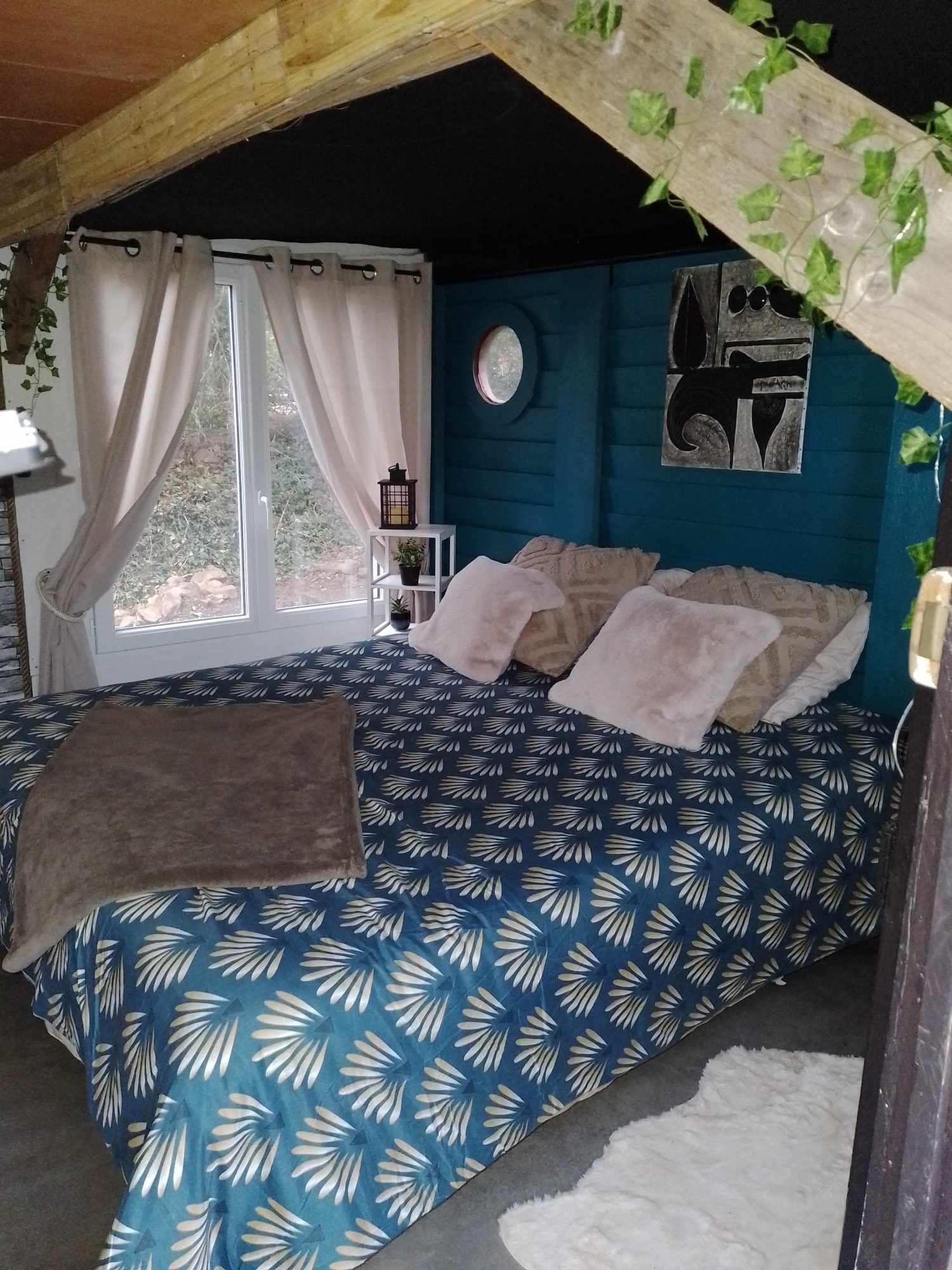 La Cabane du Menez : une évasion enchantée en Bretagne à Hôpital-Camfrout — salle de bain