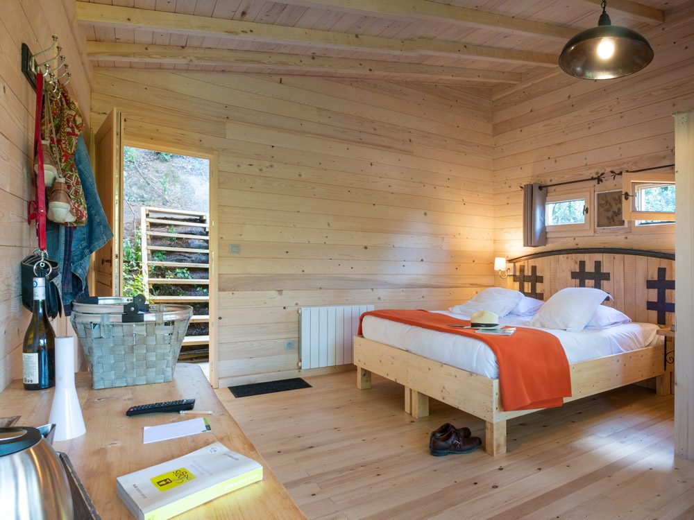 Cabane Chaumine : une échappée belle sur pilotis à Villalier — vue intérieure