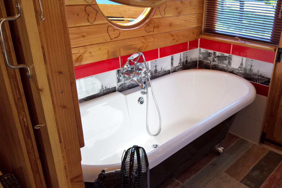 Roulotte Romantique du Vercornoix — Séjour bien-être avec spa en Drôme à Saint-Jean-En-Royans — chambre