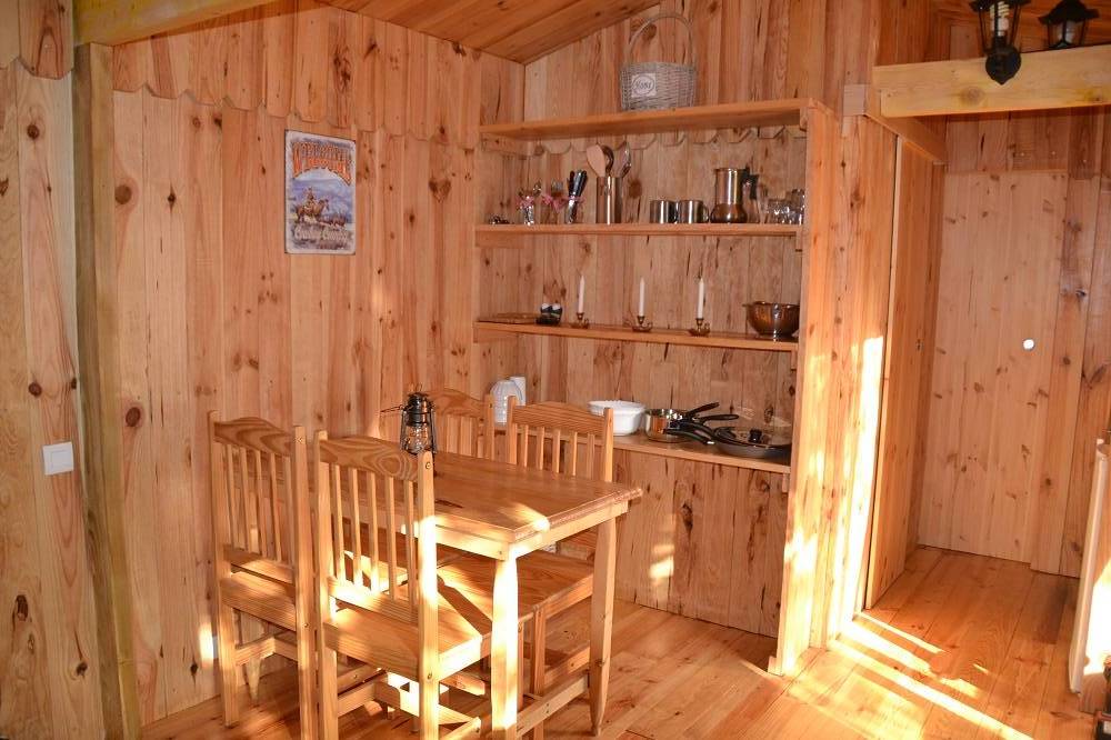 La Cabane du Cow-Boy : une expérience immersive dans un ranch western à Saint Paul En Born — chambre