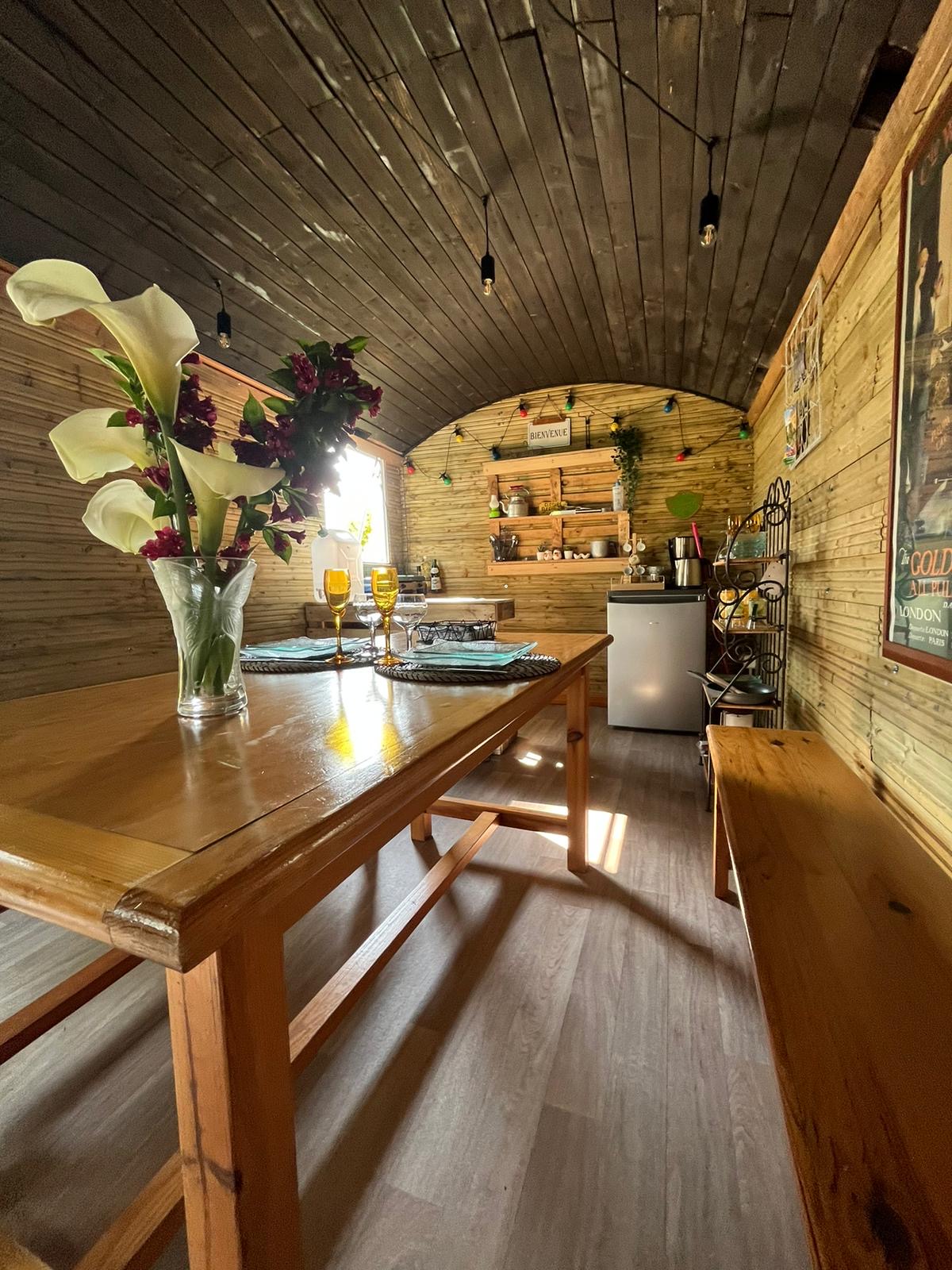 Évasion en roulotte : un voyage sensoriel en Haute-Normandie à Vexin Sur Epte — chambre