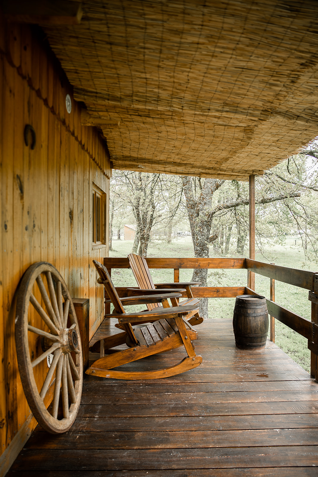 La Cabane du Cow-Boy : une expérience immersive dans un ranch western à Saint Paul En Born — espace de vie