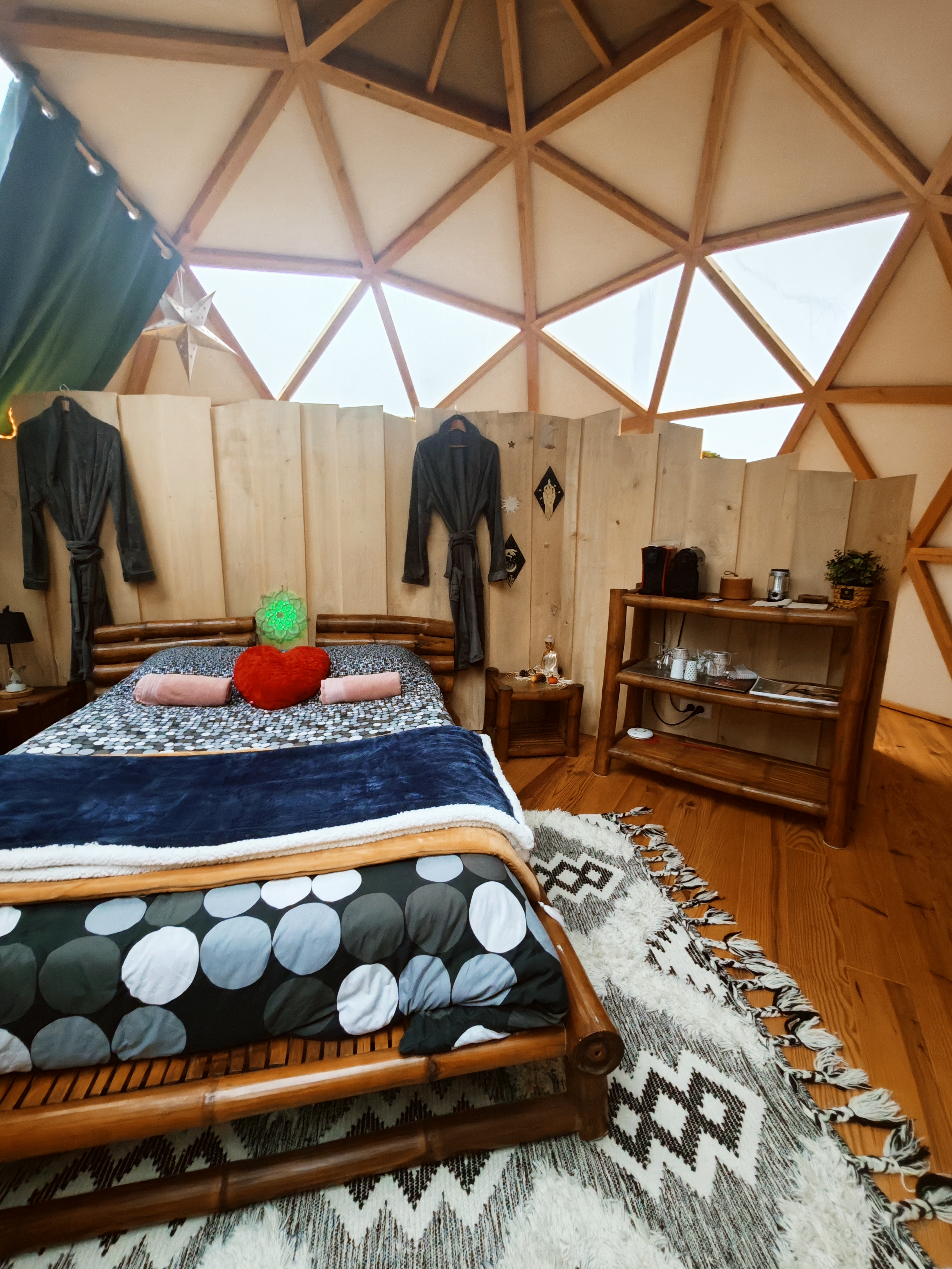 Dôme Voyage Cosmique avec spa privatif en Vendée à Aizenay — détail architectural