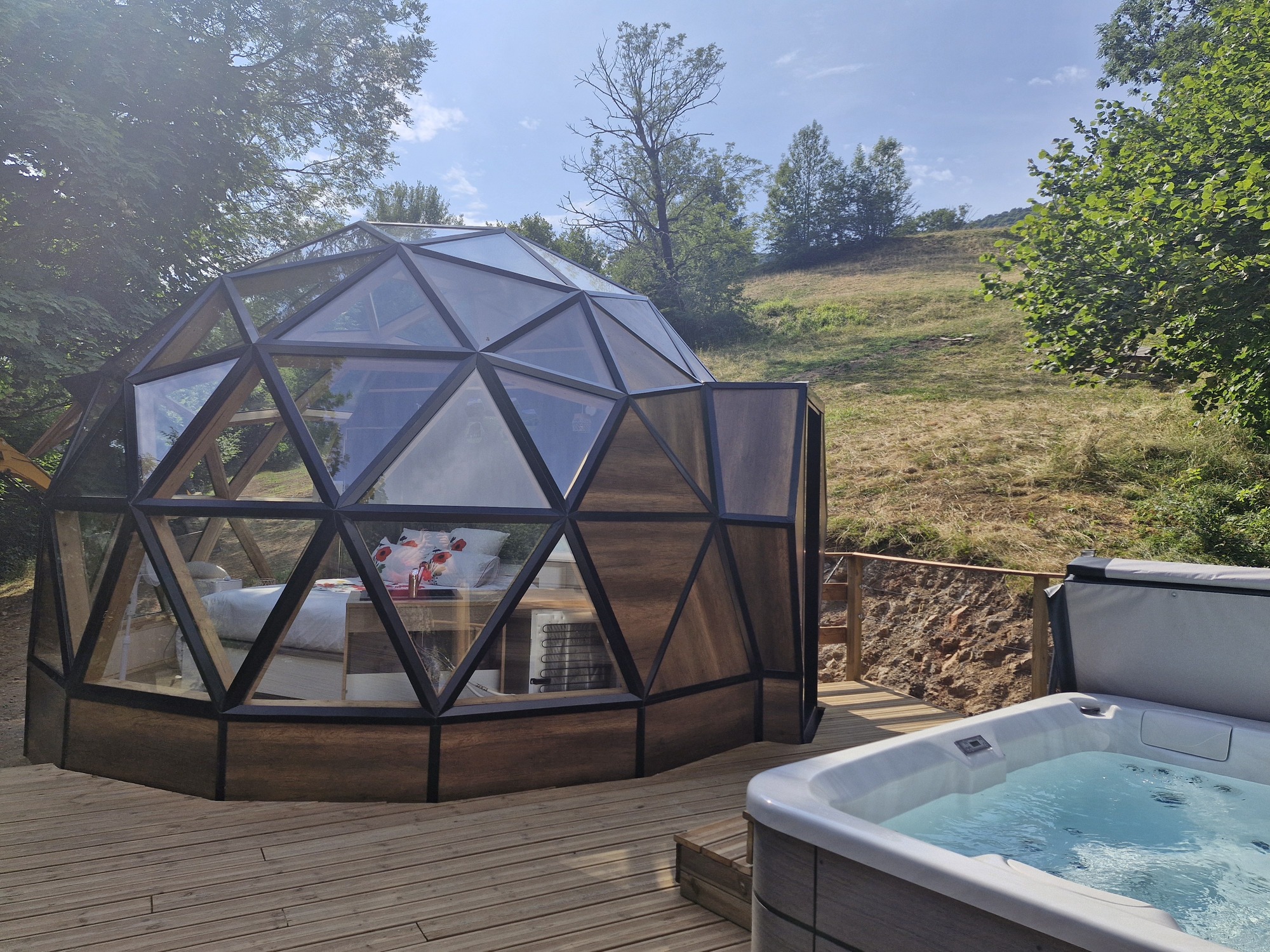 Bulle de Printemps & Spa — Dôme avec jacuzzi à 950m d'altitude dans le Cantal