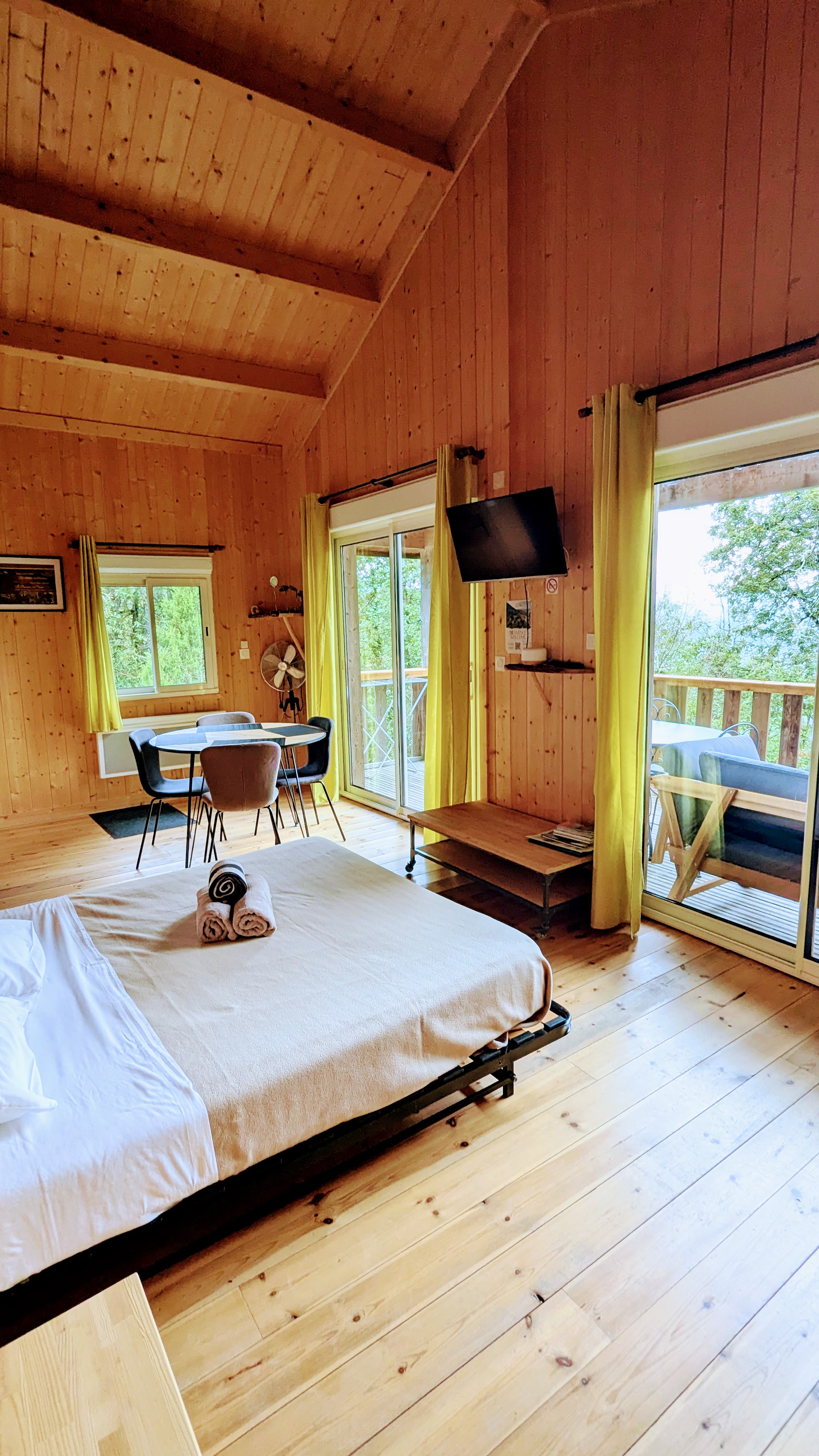 Lodge des Taillets : une cabane sur pilotis au cœur des Alpes à Serrières-Sur-Ain — espace de vie