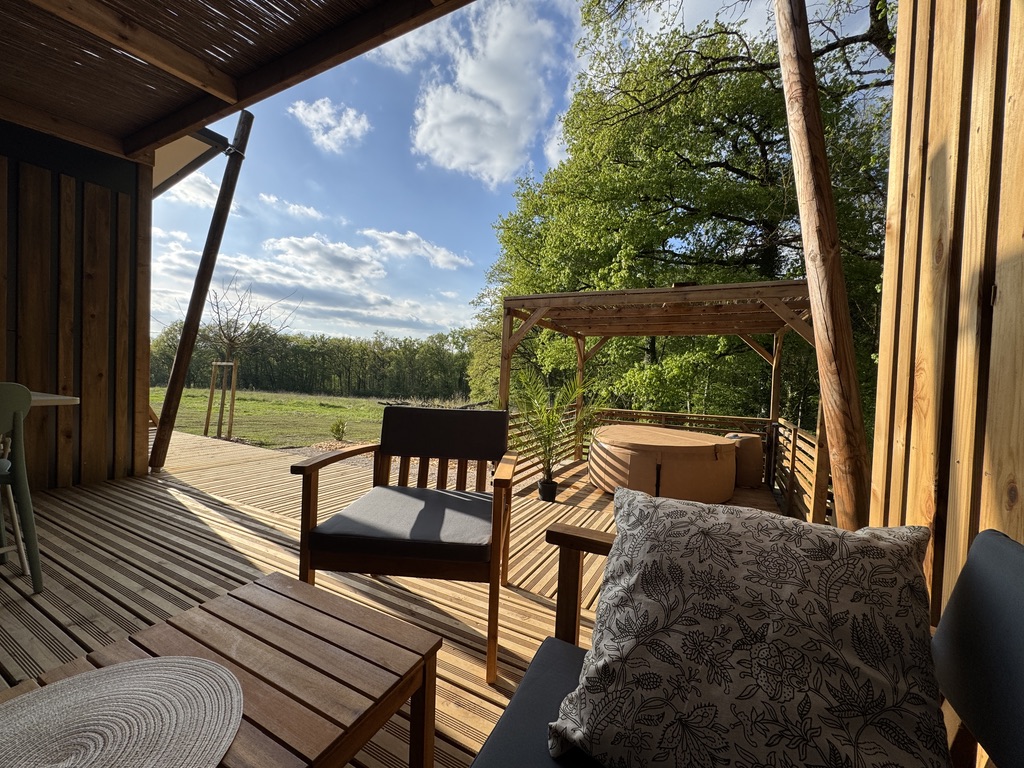 Cottage Lodge SPA — Chalet avec spa privatif à Indre-et-Loire à Sorigny — vue depuis la terrasse