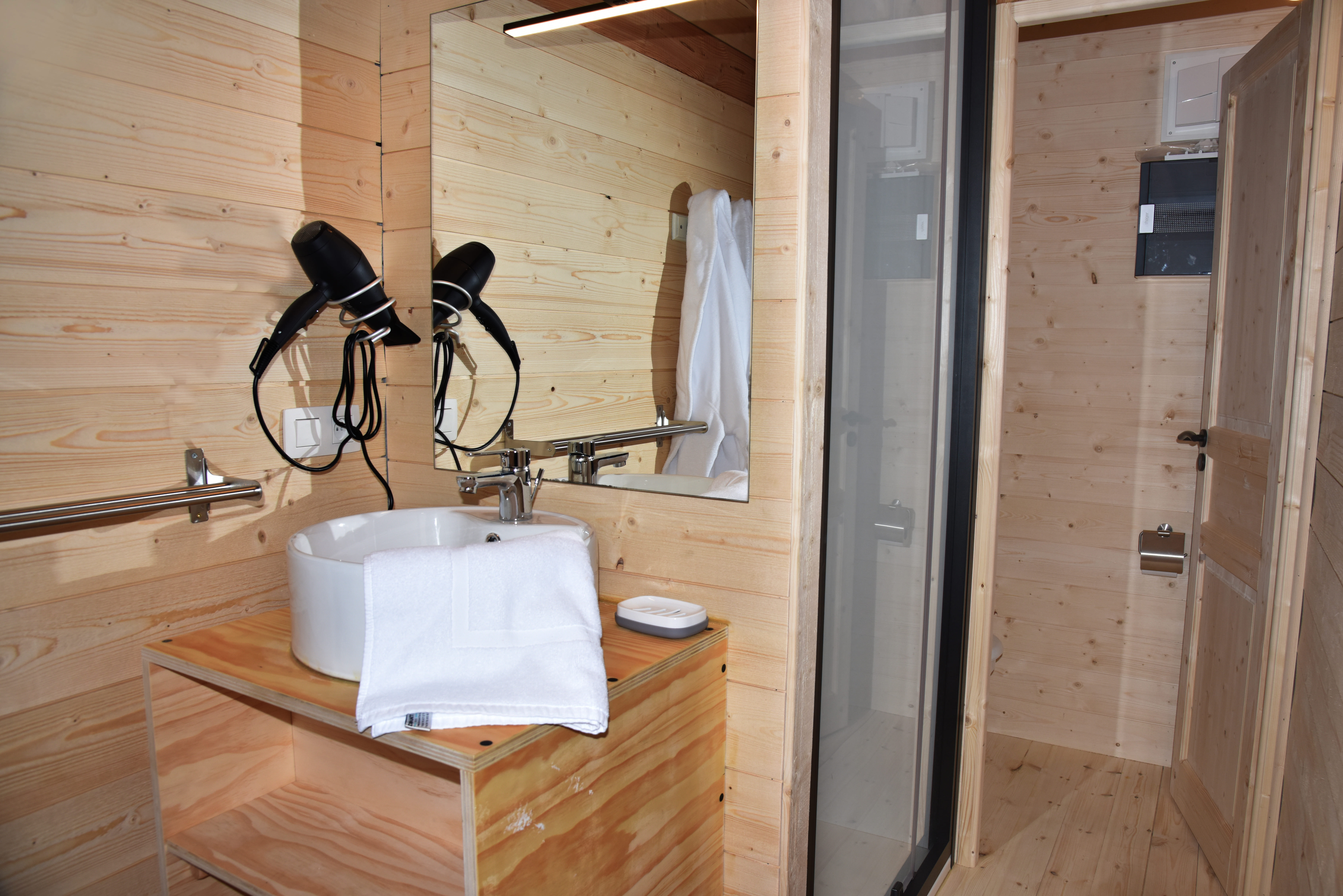 Évasion en cabane sur pilotis avec spa en Auvergne à Vic-Le-Comte — environnement naturel