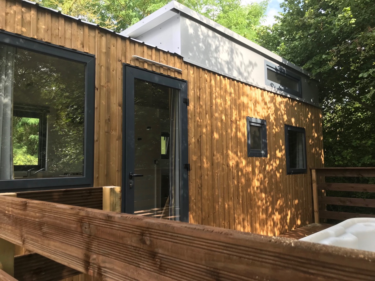 Tiny House de la Trye — Séjour avec jacuzzi à La Trye (Oise) à Bresles — vue intérieure