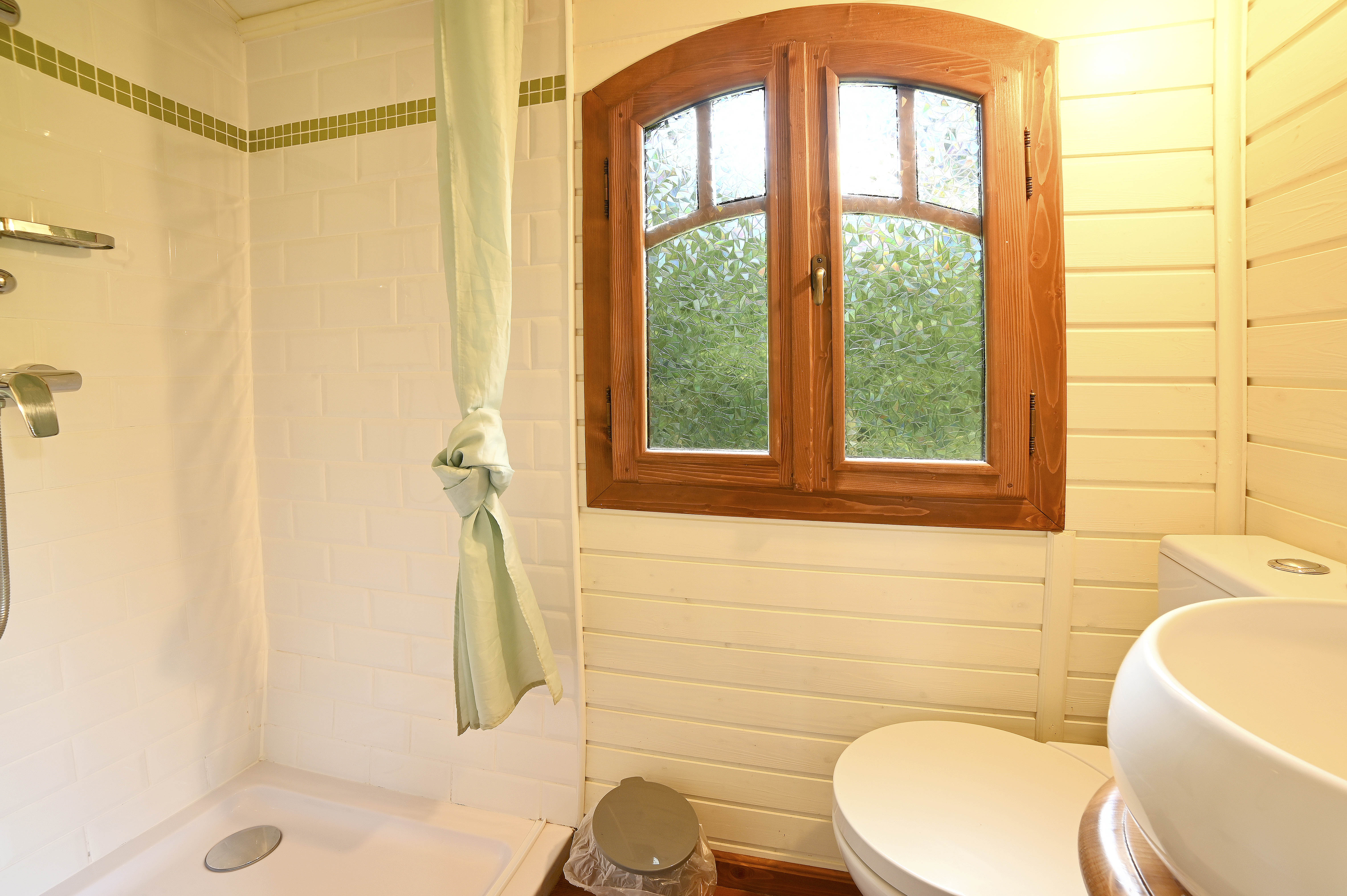Roulotte Spa Forestière : un cocon de bien-être en pleine nature à Descartes — salle de bain
