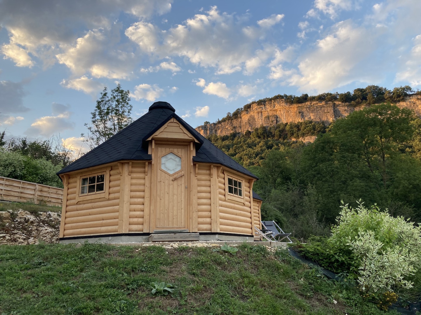 Kota Izieu : une immersion au cœur de la nature à Izieu — vue intérieure
