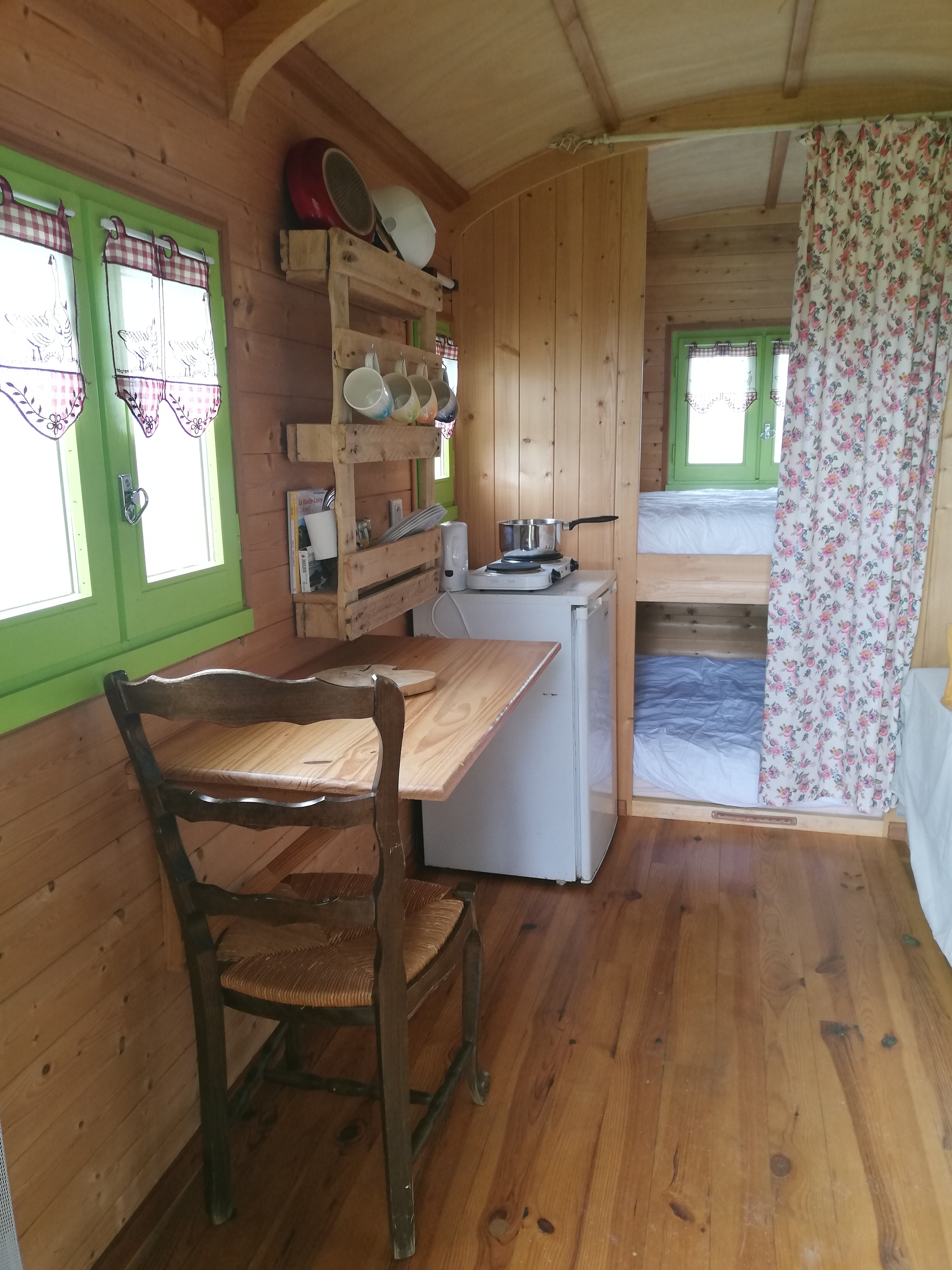 La Roulotte des Champs : un voyage au cœur de l'Auvergne à Chassagnes — chambre