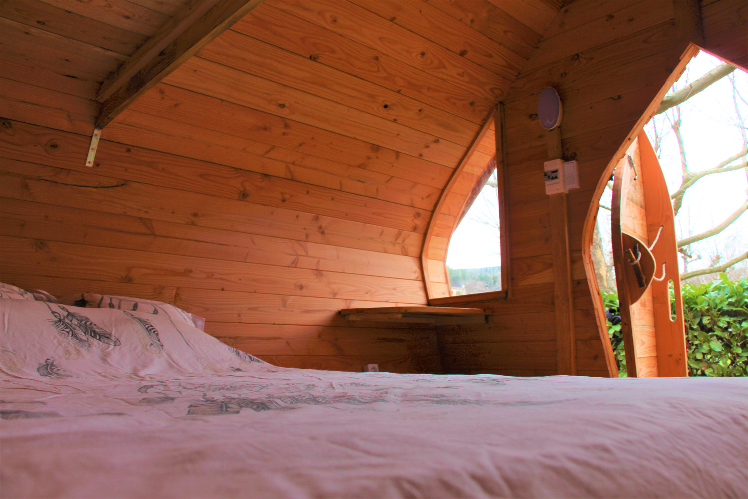 Mini cabane châtaigne Figarette : une évasion en pleine nature à Peyremale — chambre