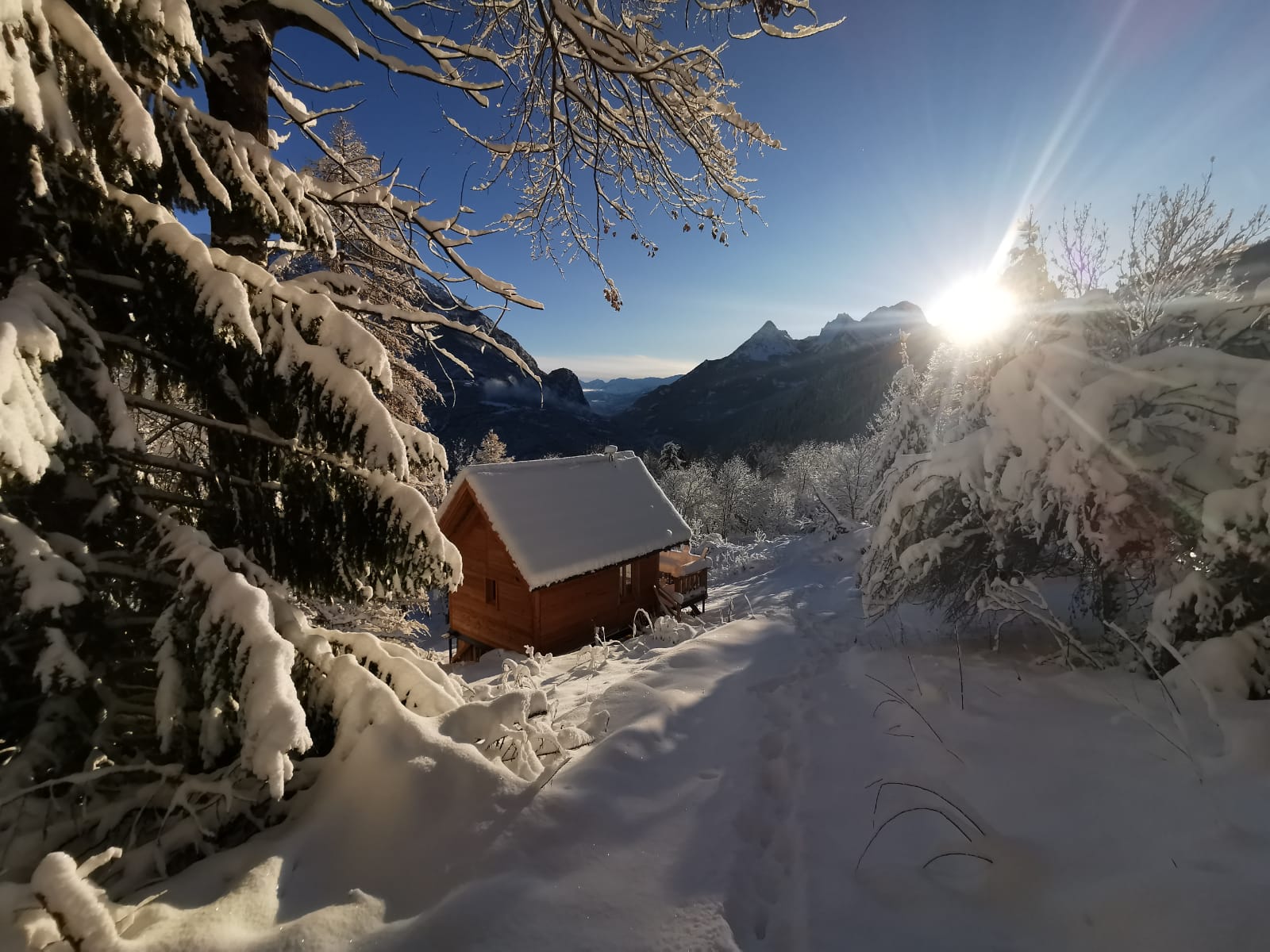 Cabane Le Chambeyron : une expérience immersive en hauteur à Le Lauzet Ubaye — chambre