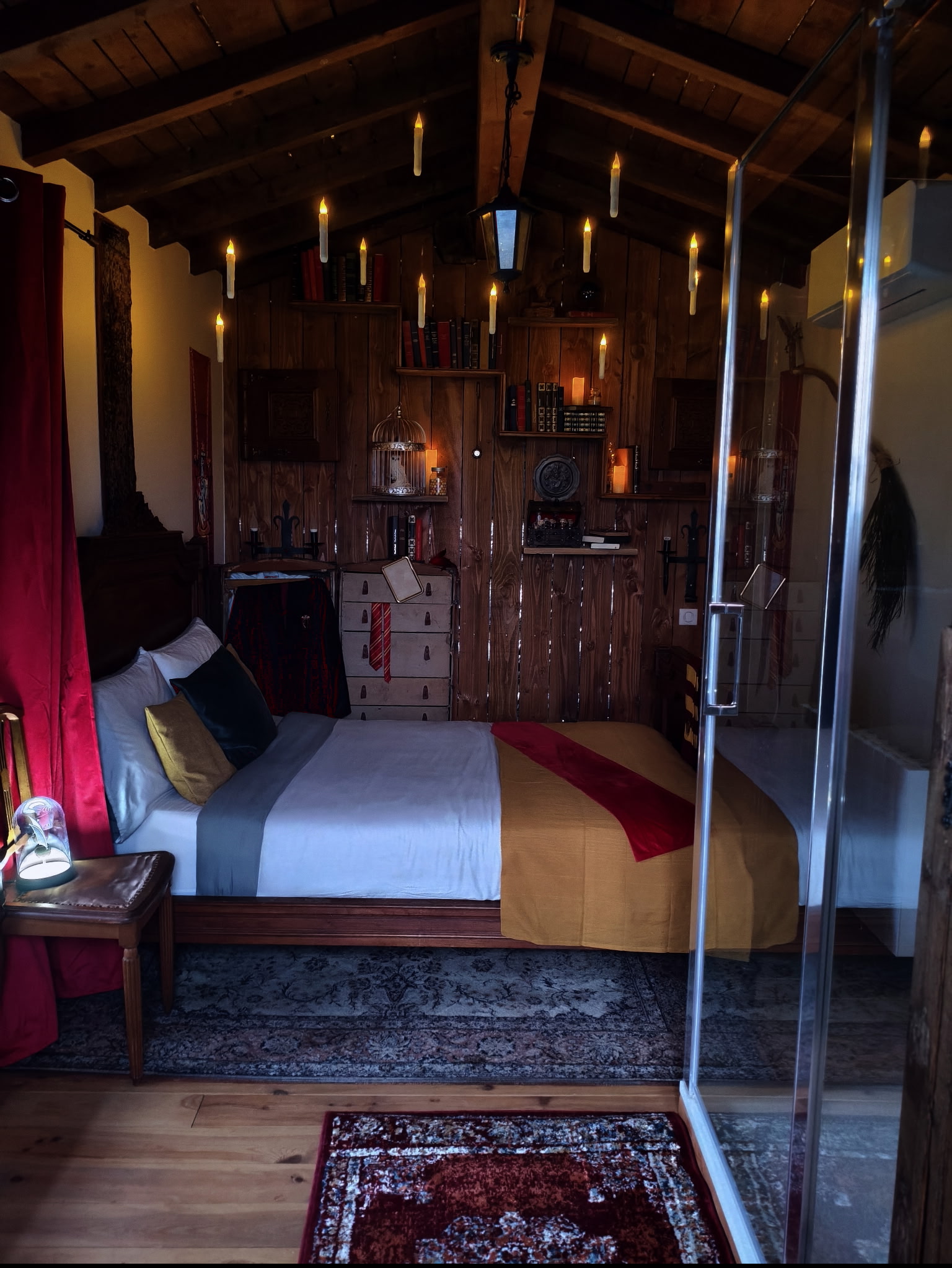 Le Placard du sorcier — Chambre à thème avec spa à Rhône à Sarcey — espace de vie
