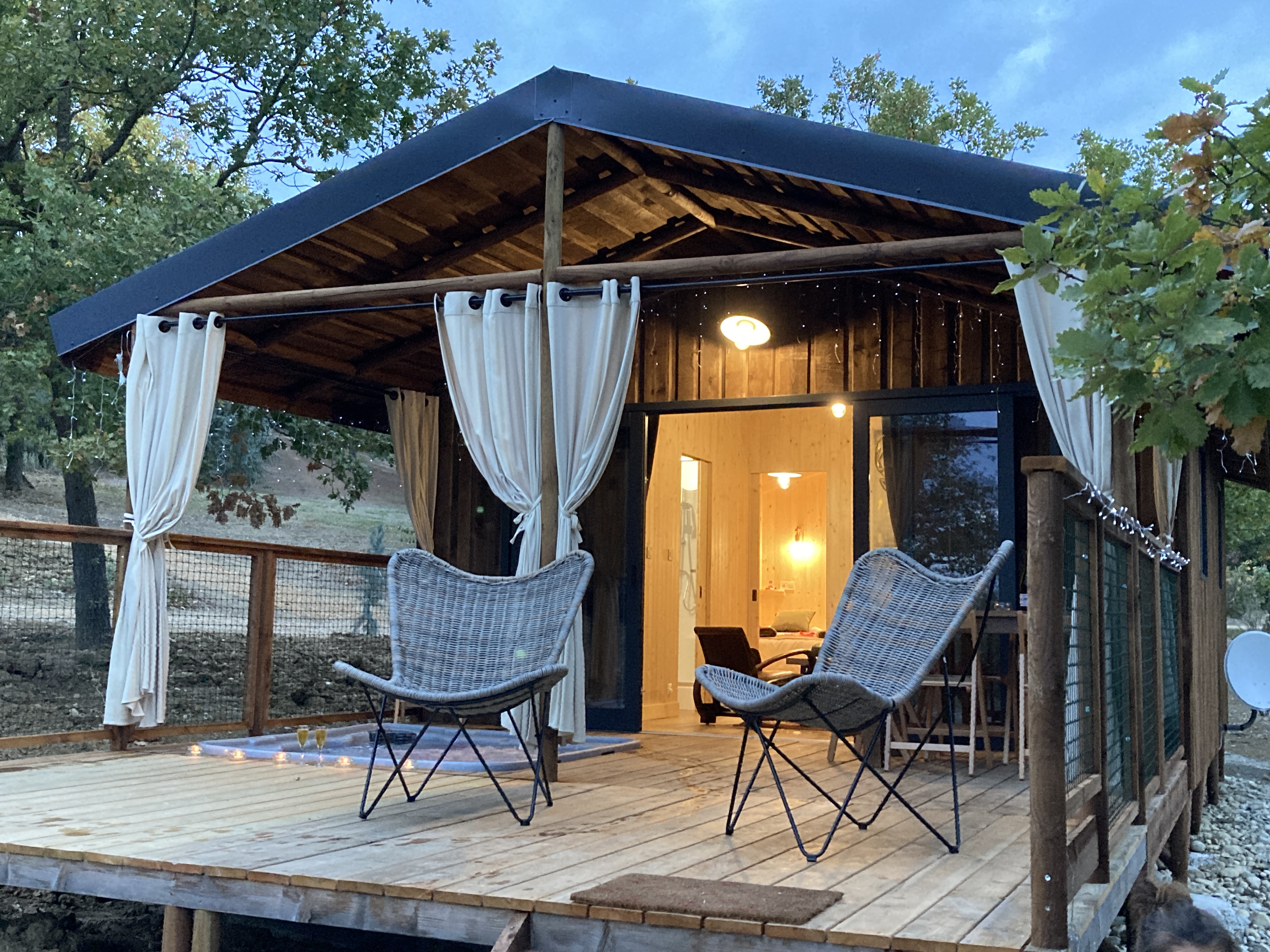 Cabane sur pilotis La Dame du Château avec spa privatif à Villarzel Du Razès — salle de bain