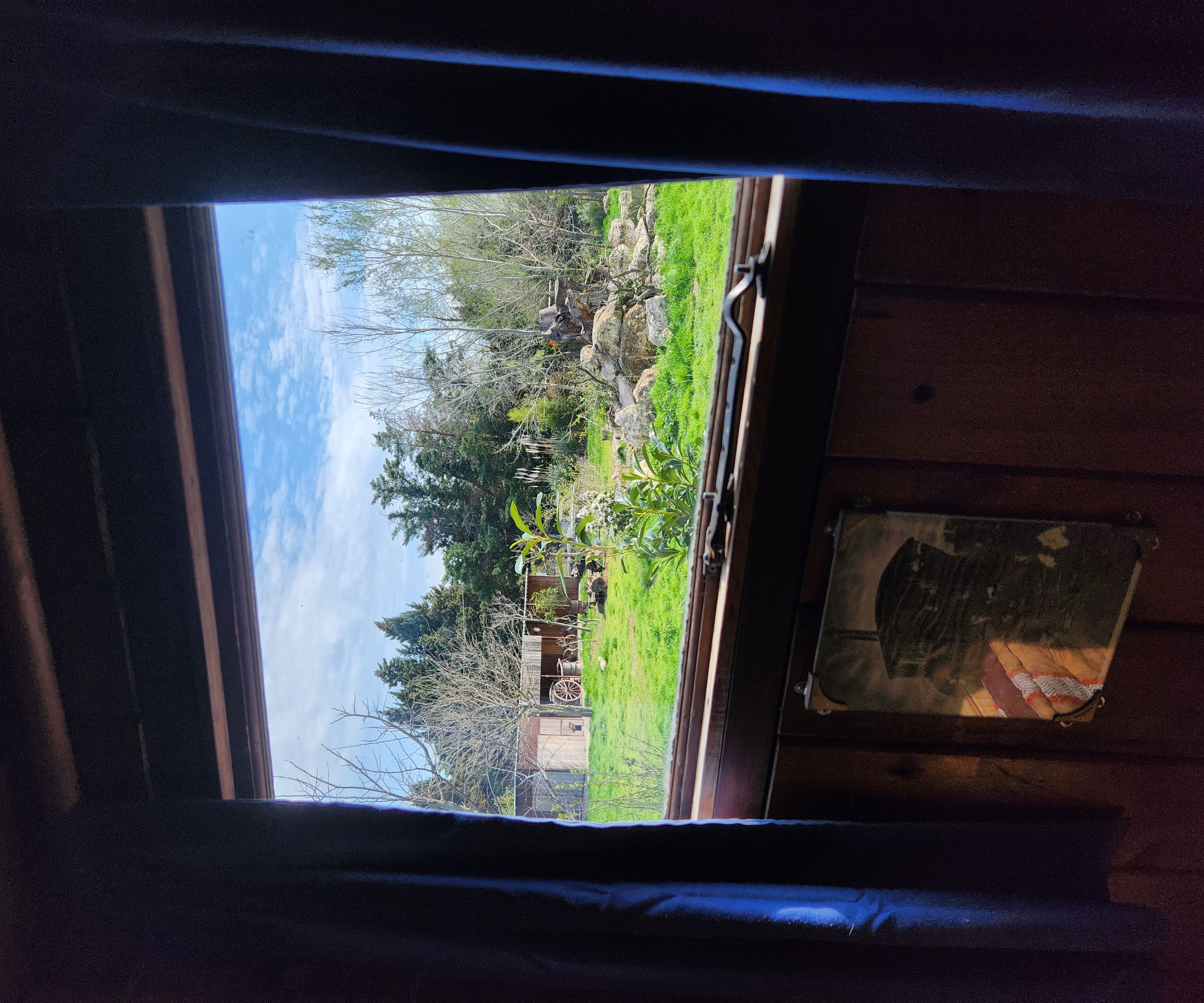 Le Truck-Lodge le ALBION : Une expérience inclassable en Provence à Saint-Andiol — chambre