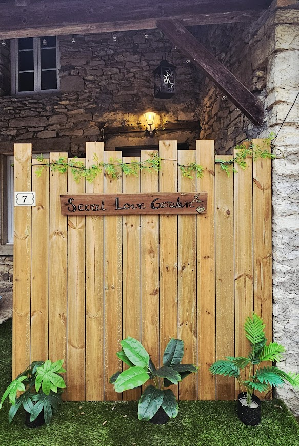 Secret Love Garden — Maison insolite avec spa à Crémieu à Crémieu — détail architectural