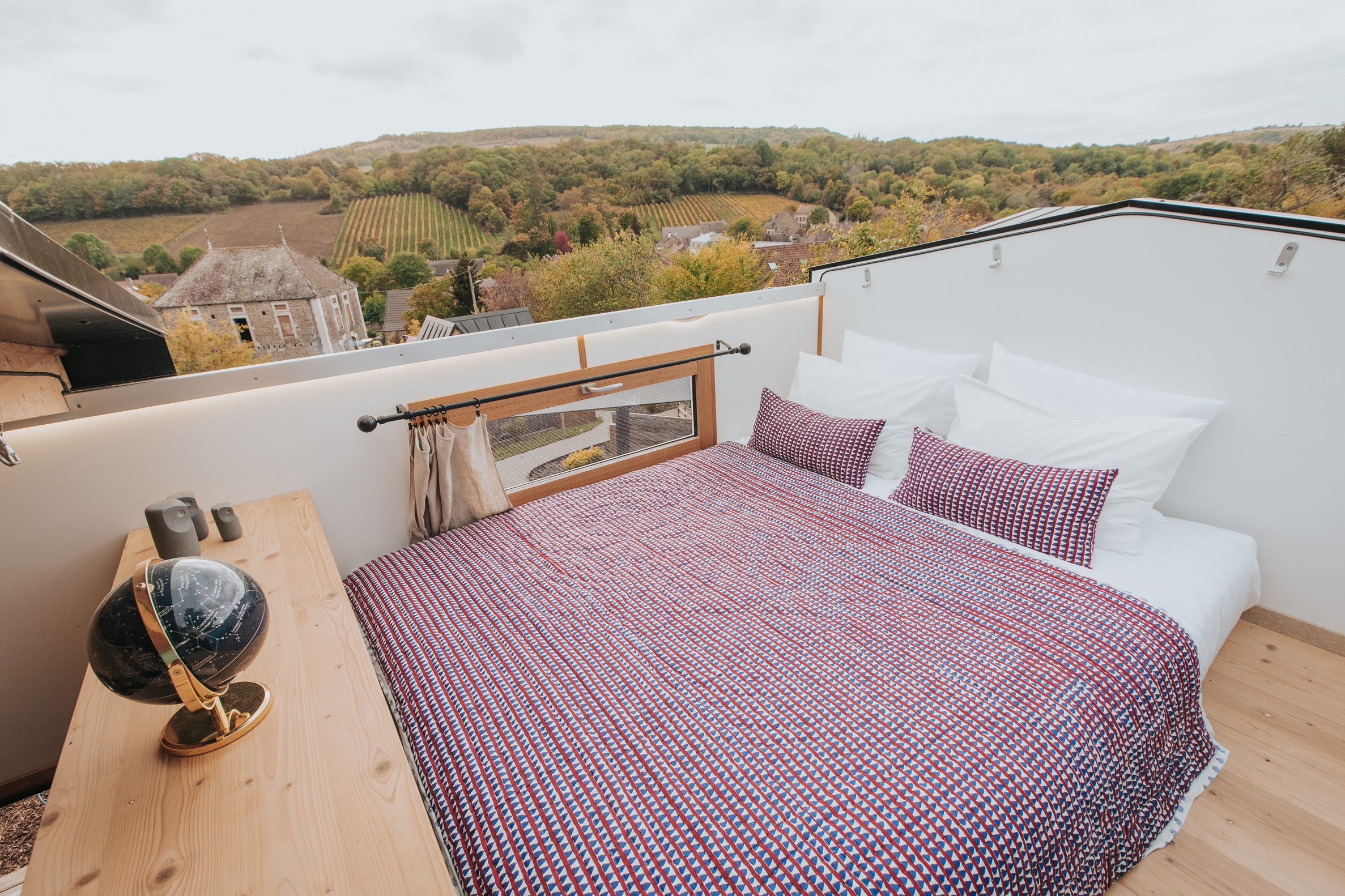 Cabotte Bleue & Spa — Tiny House avec toit ouvrant à Saône-et-Loire à Genouilly — vue intérieure
