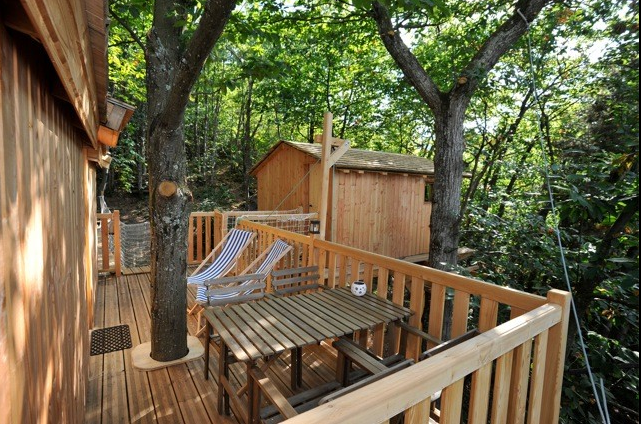 Cabane du Haut : une immersion dans les arbres en Rhône-Alpes à Quincié En Beaujolais — espace de vie