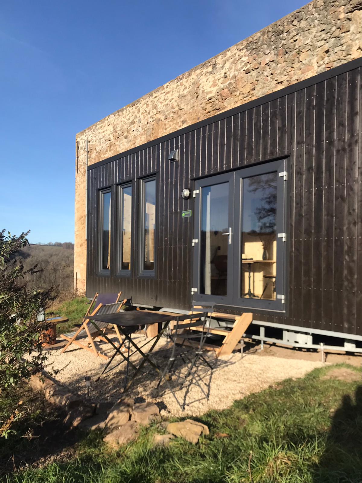Tiny house moderne au cœur du Morvan à Bussières — vue intérieure