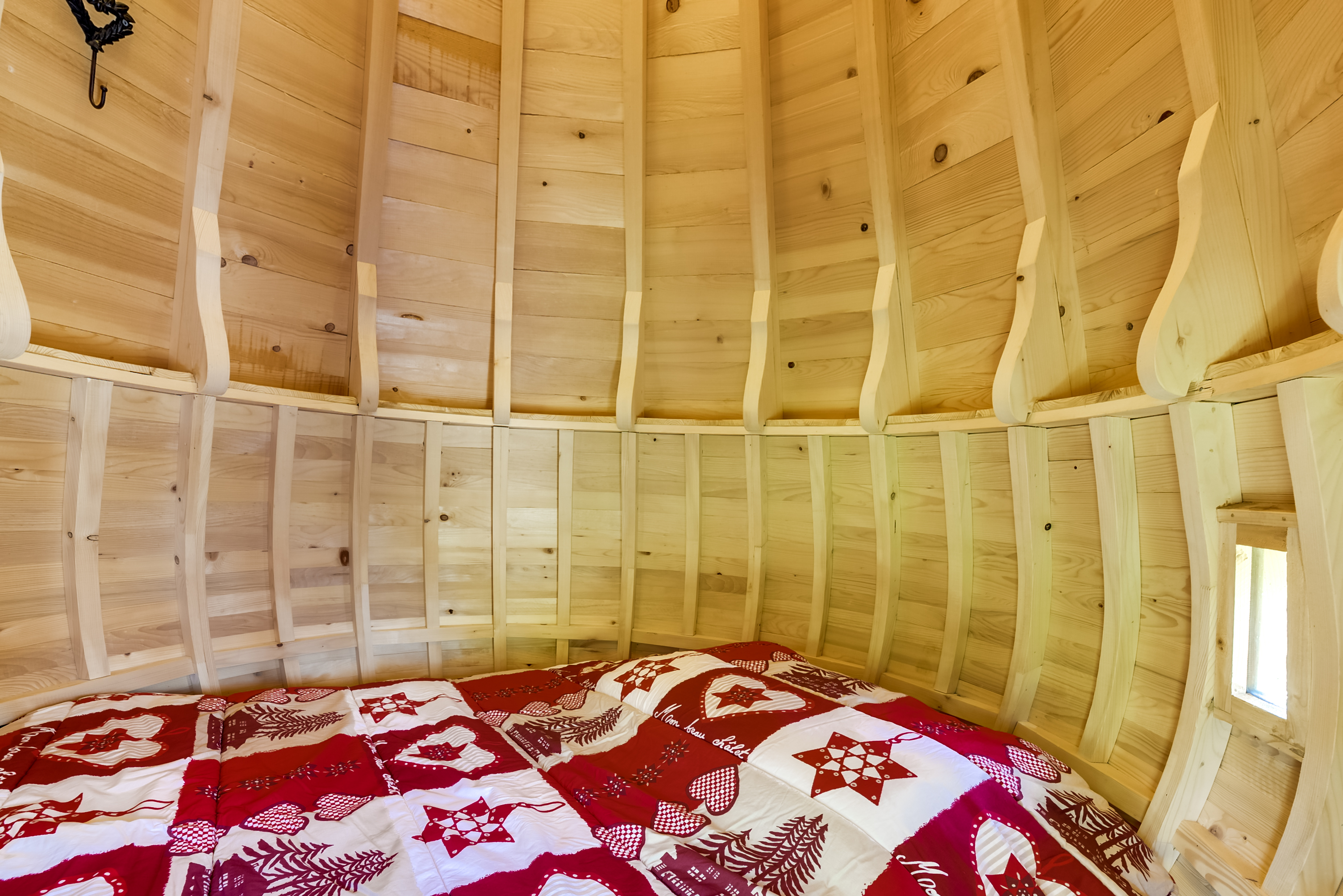 Cabane des Acacias : une expérience unique sur pilotis à Corcelle-Mieslot — cuisine