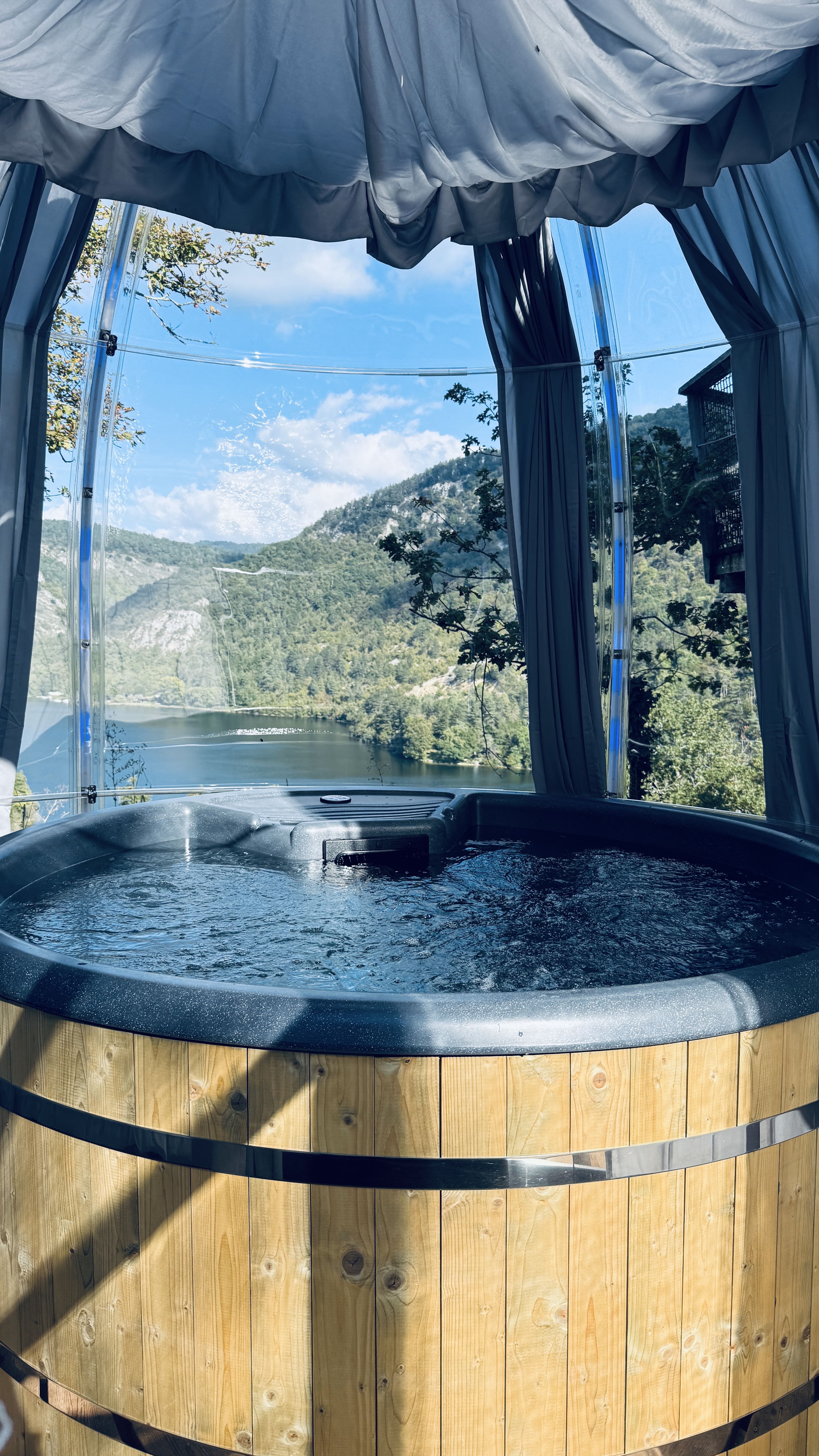 Lodge La Fustière — Cabane sur pilotis avec SPA à Ain à Serrières-Sur-Ain — vue intérieure