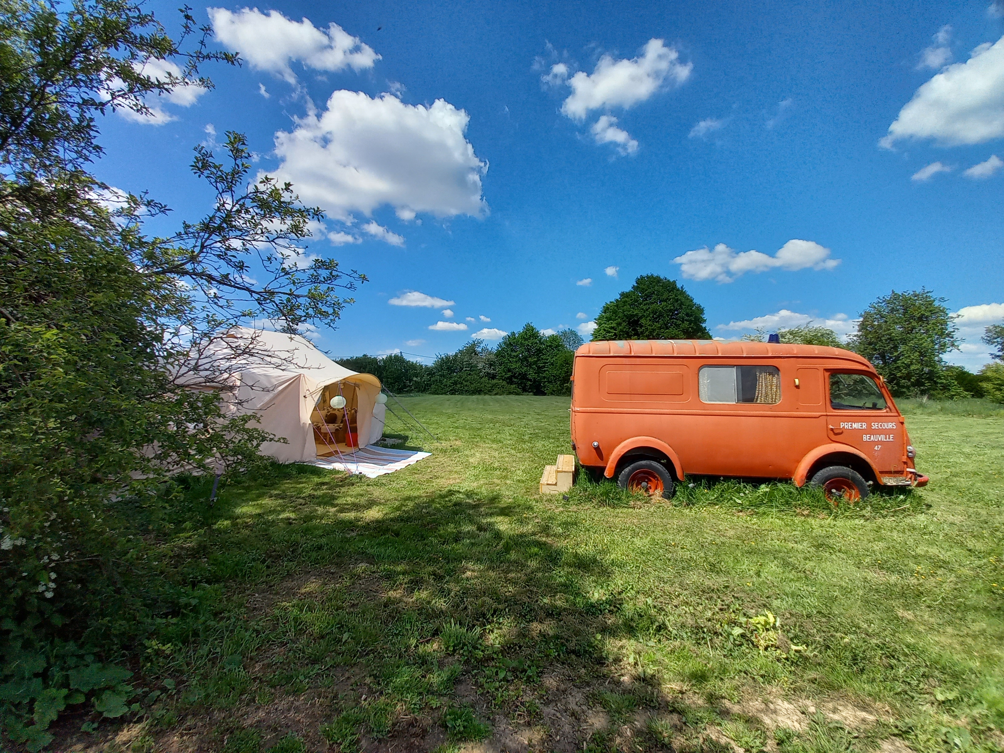 Bus magique avec tente glamping — Nuit insolite en Allier