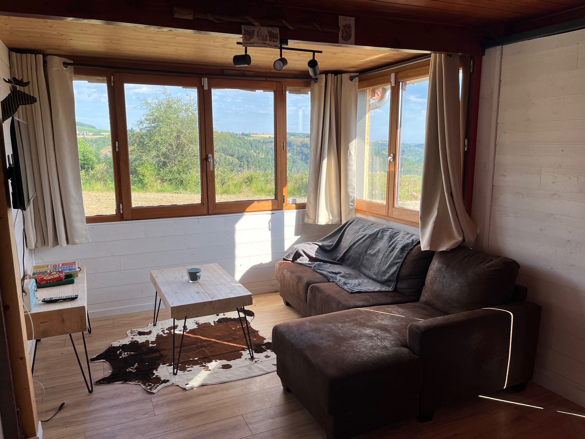 Chez Pacalo : un chalet romantique au cœur de l'Auvergne à Arlempdes — chambre