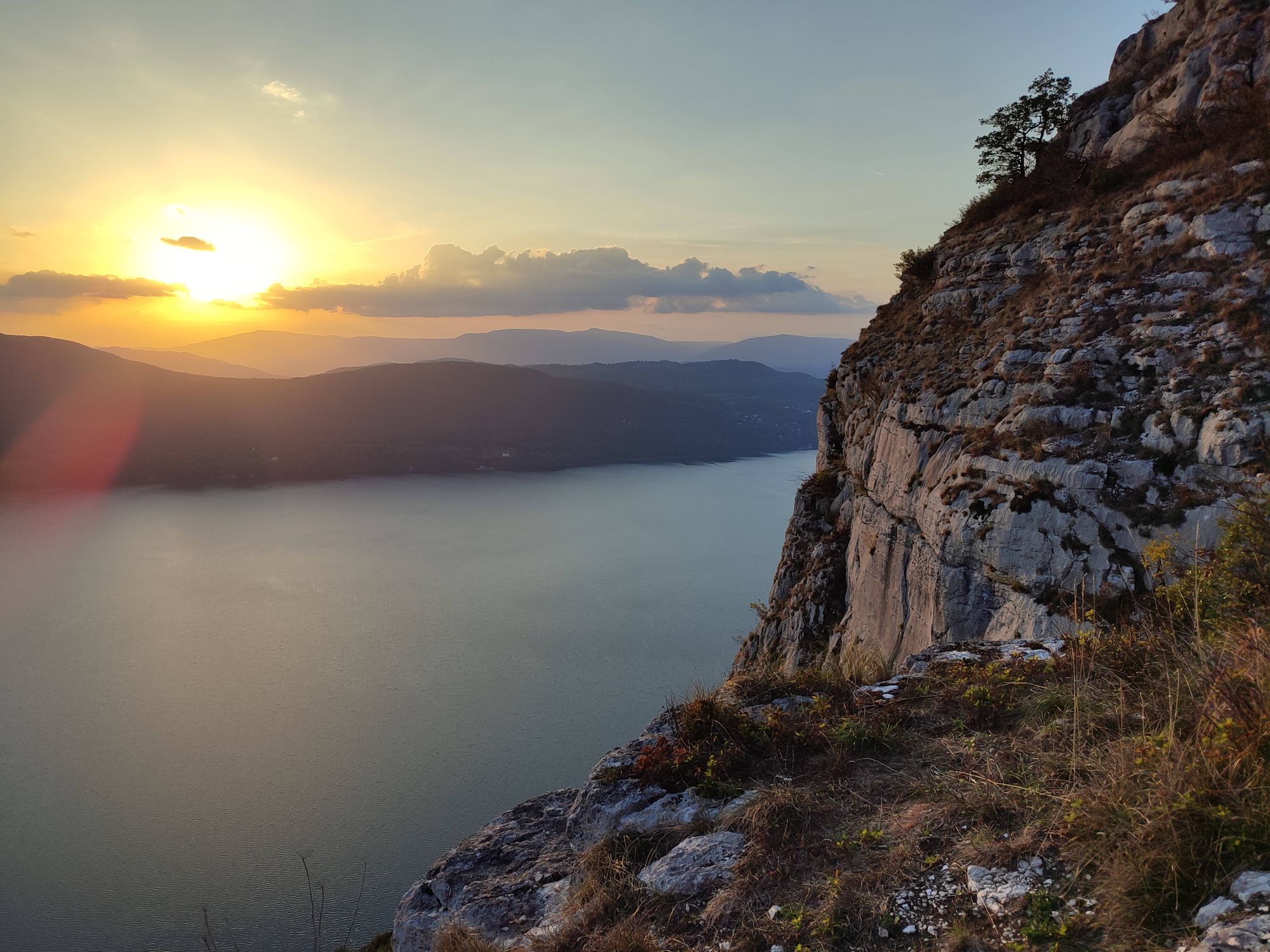 Nuit Suspendue en Falaise — Hébergement insolite avec vue sur le lac du Bourget en Savoie à Aix-les-Bains — salle de bain