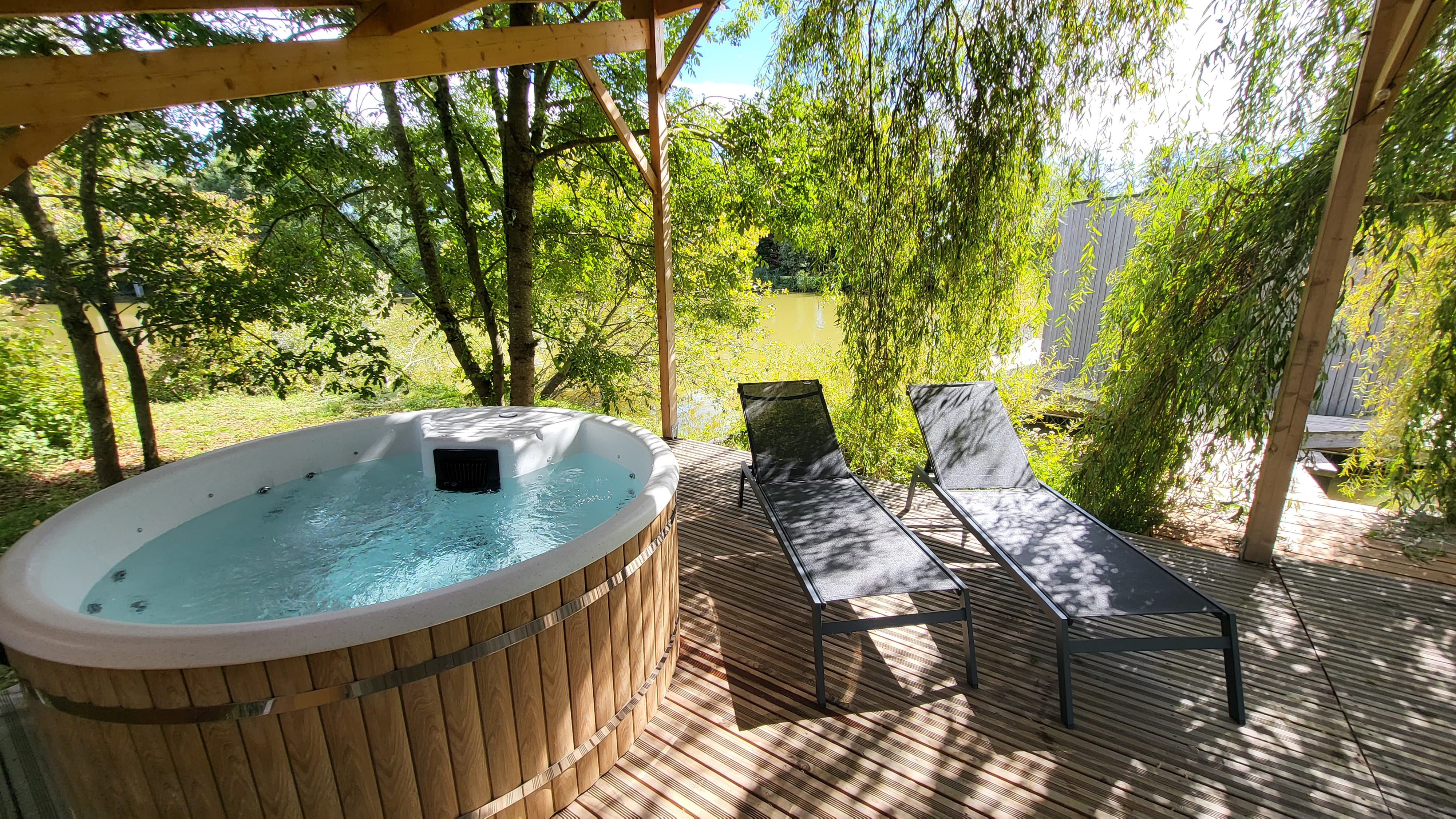 LUMIPOD SPA FLOTTANT — Cabane sur l'eau avec spa privatif à Ain à Meillonnas — cuisine