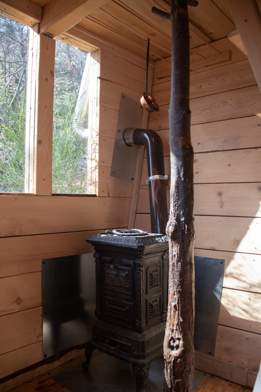 La Cabane d'Émerveille : un refuge enchanteur en Languedoc-Roussillon à Mialet — détail architectural