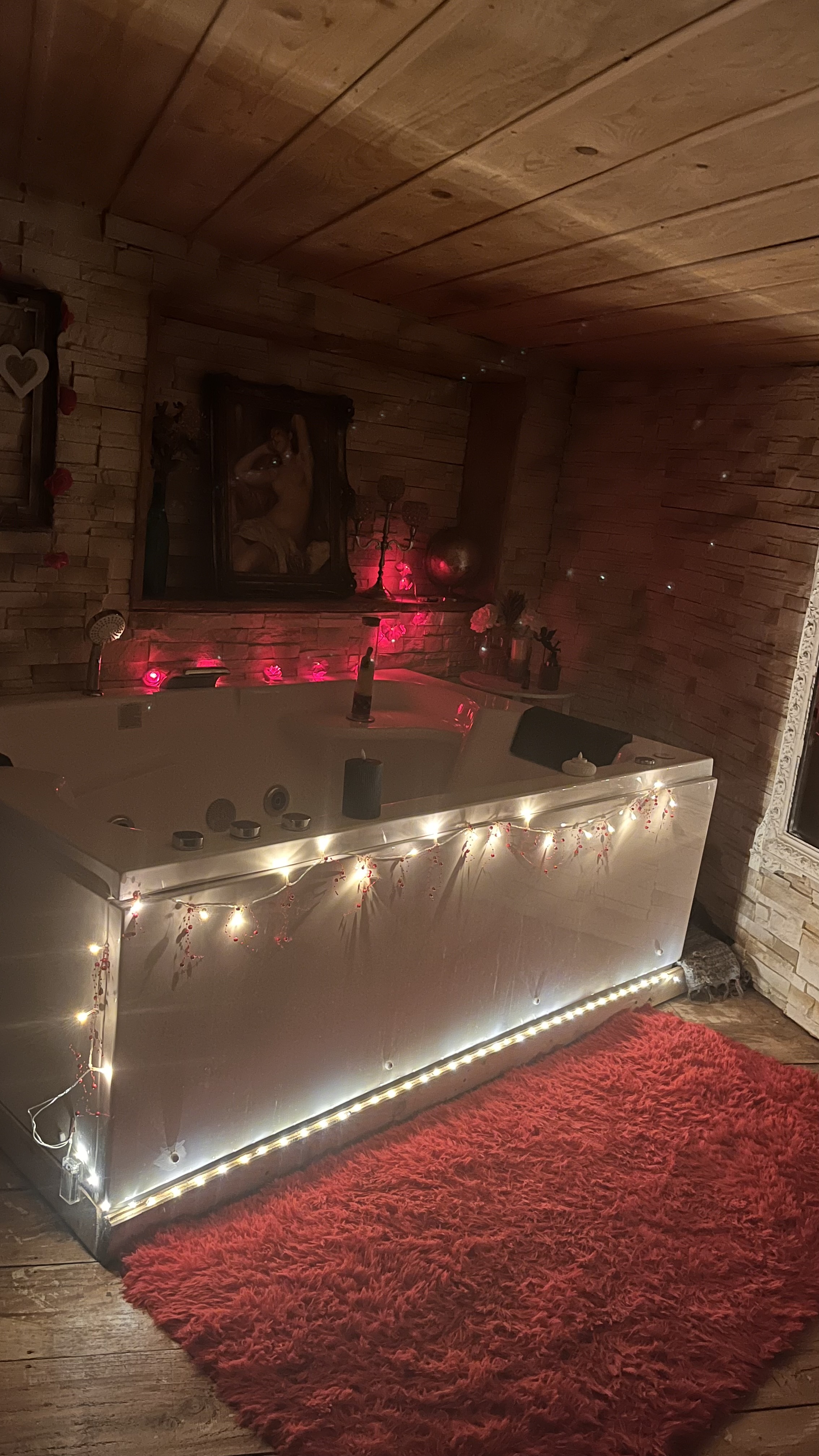 Évasion sensorielle dans une suite avec spa en Provence à Barjols — détail architectural