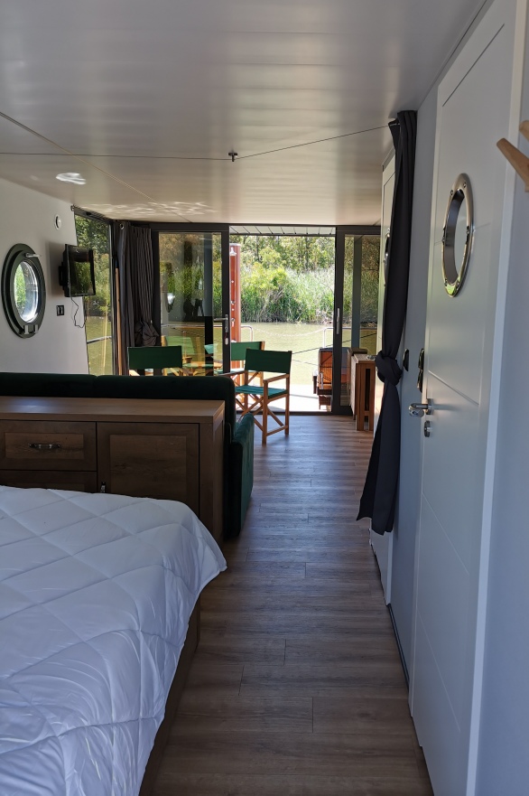 Photo 7/9 — Maison flottante « Lodge Boat Fanny — Maison flottante avec spa à Gard » à Aigues-Mortes Gard