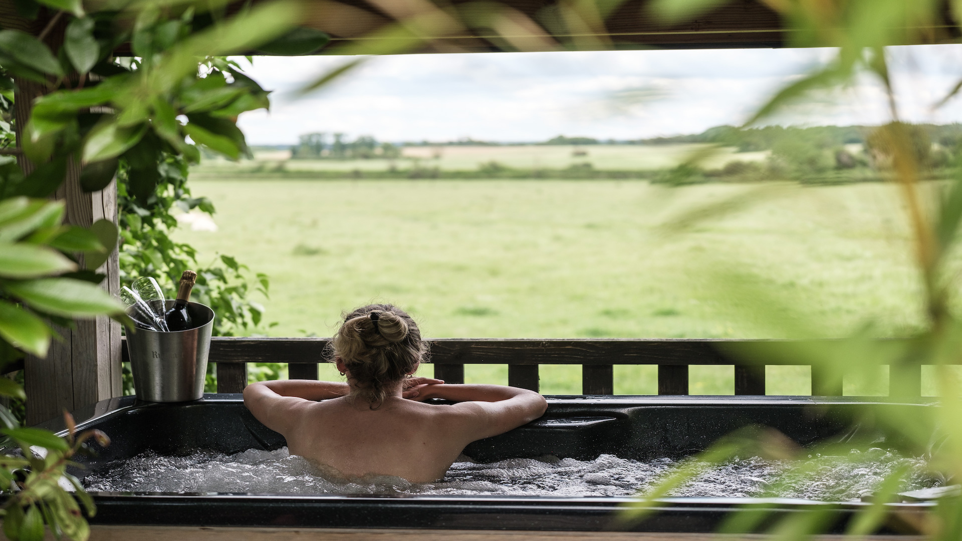 Évasion en roulotte avec spa privatif en Bourgogne à Jouey — salle de bain